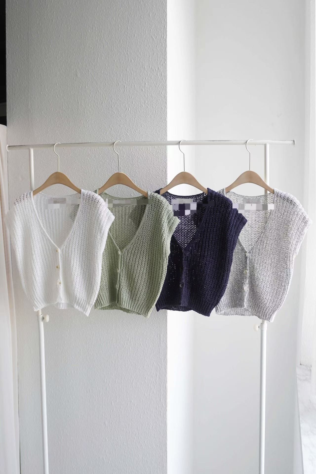 ＜限時預購＞ V 領鏤空針織背心 TW260307K02 《9/3截單，預計4月中旬到港》