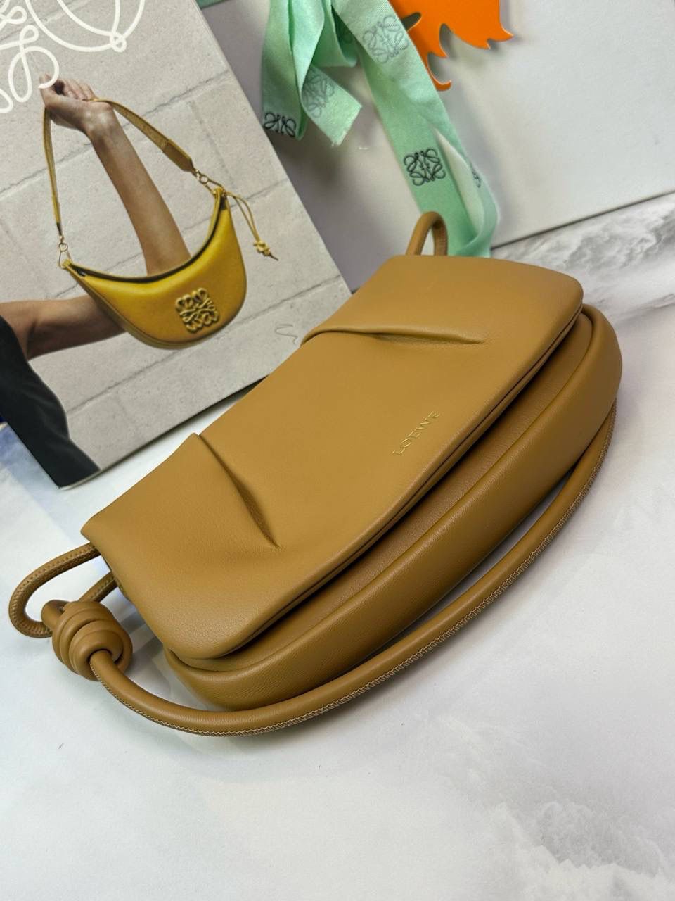 全新*𝙋𝙖𝙨𝙚𝙤 𝙨𝙖𝙩𝙘𝙝𝙚𝙡 手袋🛍️【棕色】 —— 朕品1w7➕😘 尺寸:𝟐𝟓-𝟏𝟕-𝟖𝐜𝐦 编码:062318【配全套礼盒】 ✅做工精致，廓形简洁优雅，独特、柔软的褶襇结构，超轻盈构造，纳帕软牛皮革（里外全皮），顶部饰有flamenco螺旋绳结。 ✅配置双肩带，短手柄肩带可做腋下包不可拆卸，长肩带可肩背可斜挎可拆卸调节，磁扣开合设计，多种背法随心所欲❤