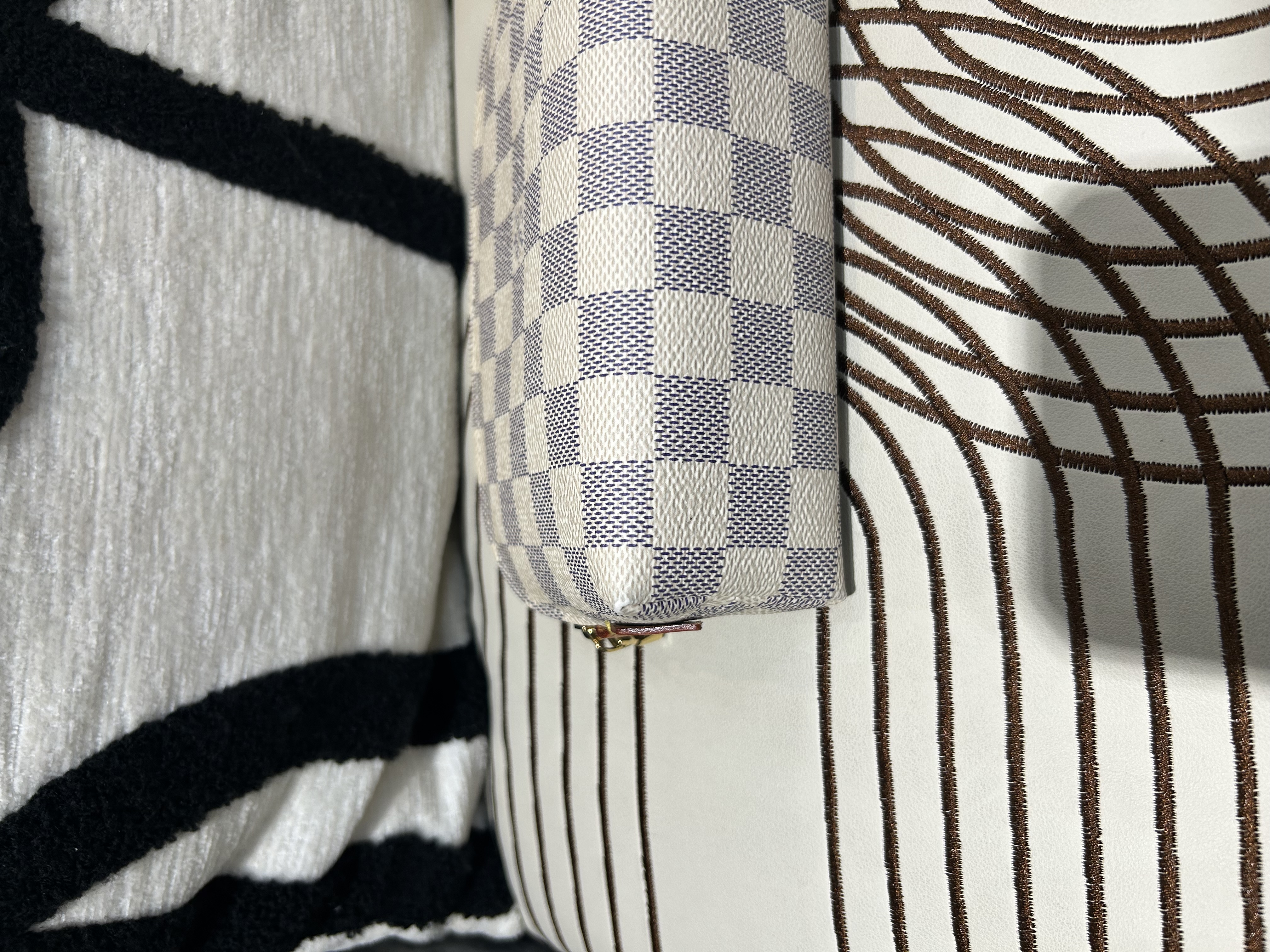LV cosmetic Pouch 白色棋盤格化妝袋 PM 100%Authentic, 95%New