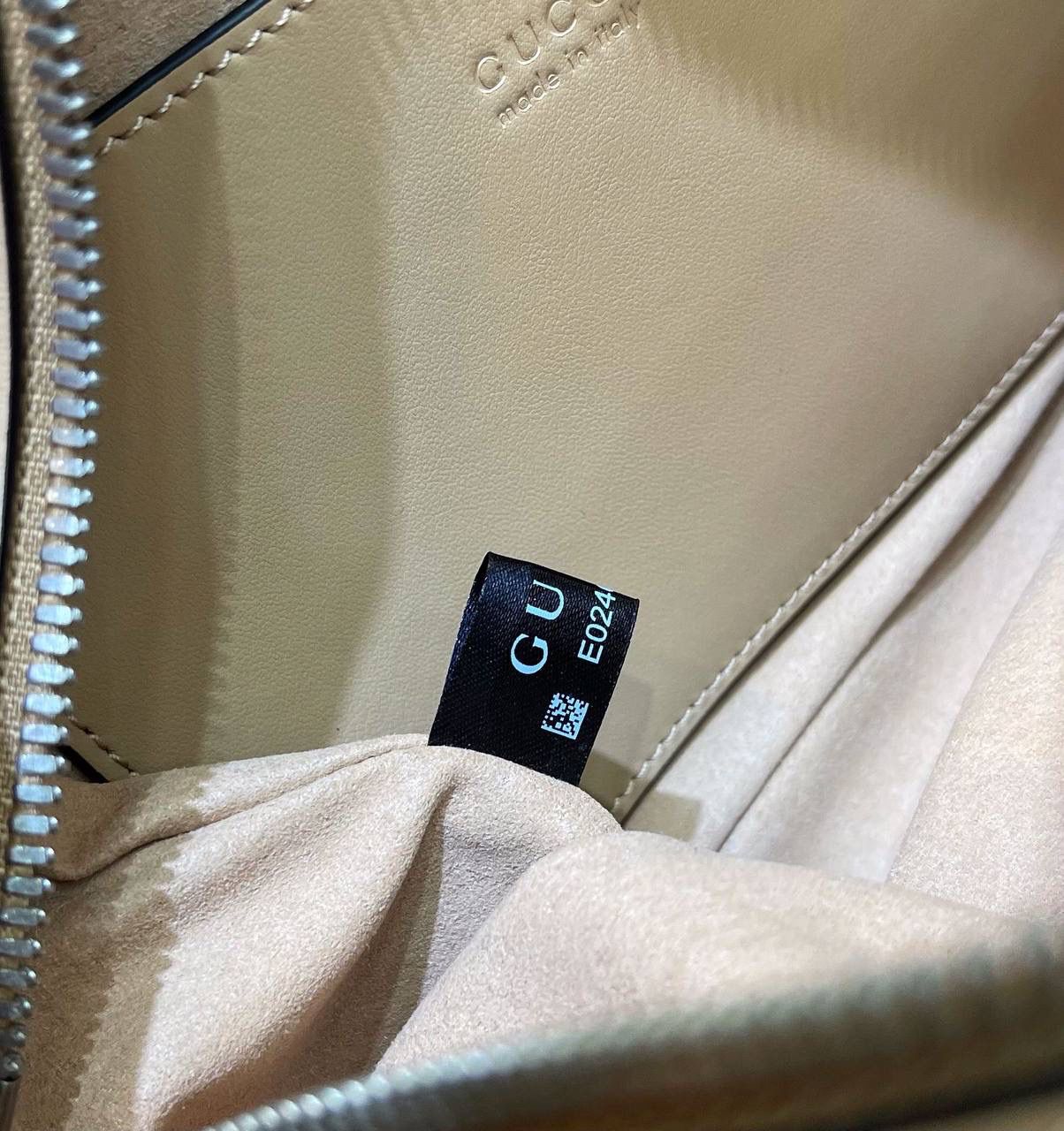 ✈️✈️✈️ 🔥𝐌𝐚𝐫𝐦𝐨𝐧𝐭菱格原厂皮# ▫️型号447632 ▫️尺寸 24*14*8cm 全新经典款相机包 ，整个包身下血本都用了原厂牛皮❗️最基础的包型.立体棱格绣花在灯光下让整个包活跃了起来，肩带可调节上身太好驾驭 不挑身高，也是全球打人必备的百搭单品！778590