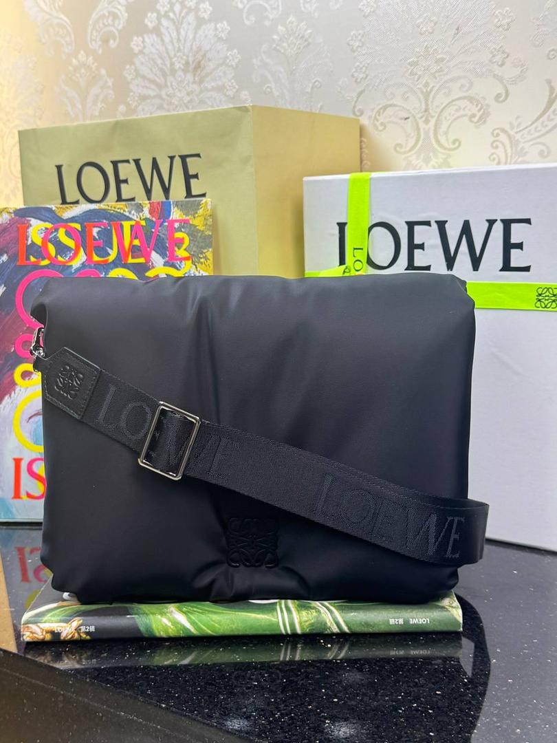 🎈尼龙𝗣𝘂𝗳𝗳𝗲𝗿 𝗚𝗼𝘆𝗮 ➖【邮差包黑色】 尺寸：𝟑𝟎-𝟏𝟎-𝟐𝟎.𝟓𝐜𝐦 编码：012124 该款邮差包外部由丝滑尼龙材质制成，内里搭配进口纳帕小羊皮，正面饰品牌标志性Logo，容量大😍 搭配一条可拆卸可调节的刺绣宽肩带，可肩带或者斜挎，磁扣开合，内部拉链口袋😎