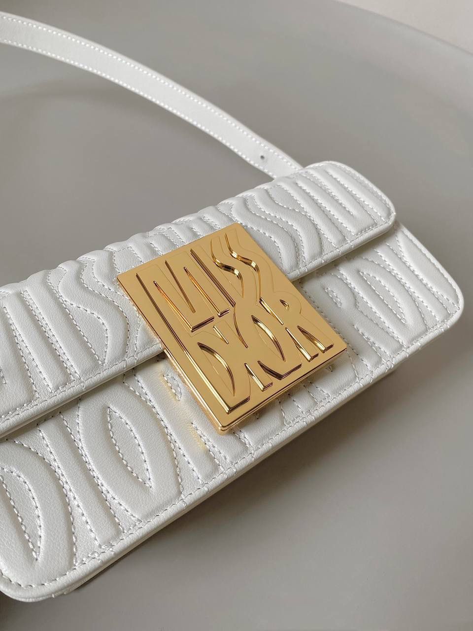 🈶白色 𝐌𝐢𝐬𝐬 𝐃𝐢𝐨𝐫腋下包 哇！实物是超预期的 从五金到皮质都非常奢华，很好看 牛皮的材质有型又耐久， 立体的字母手感彰显个性！ 空间，日常通勤或约会都很不错哦 大小刚好，腋下背气质又时髦 22×11×6cm #3410m