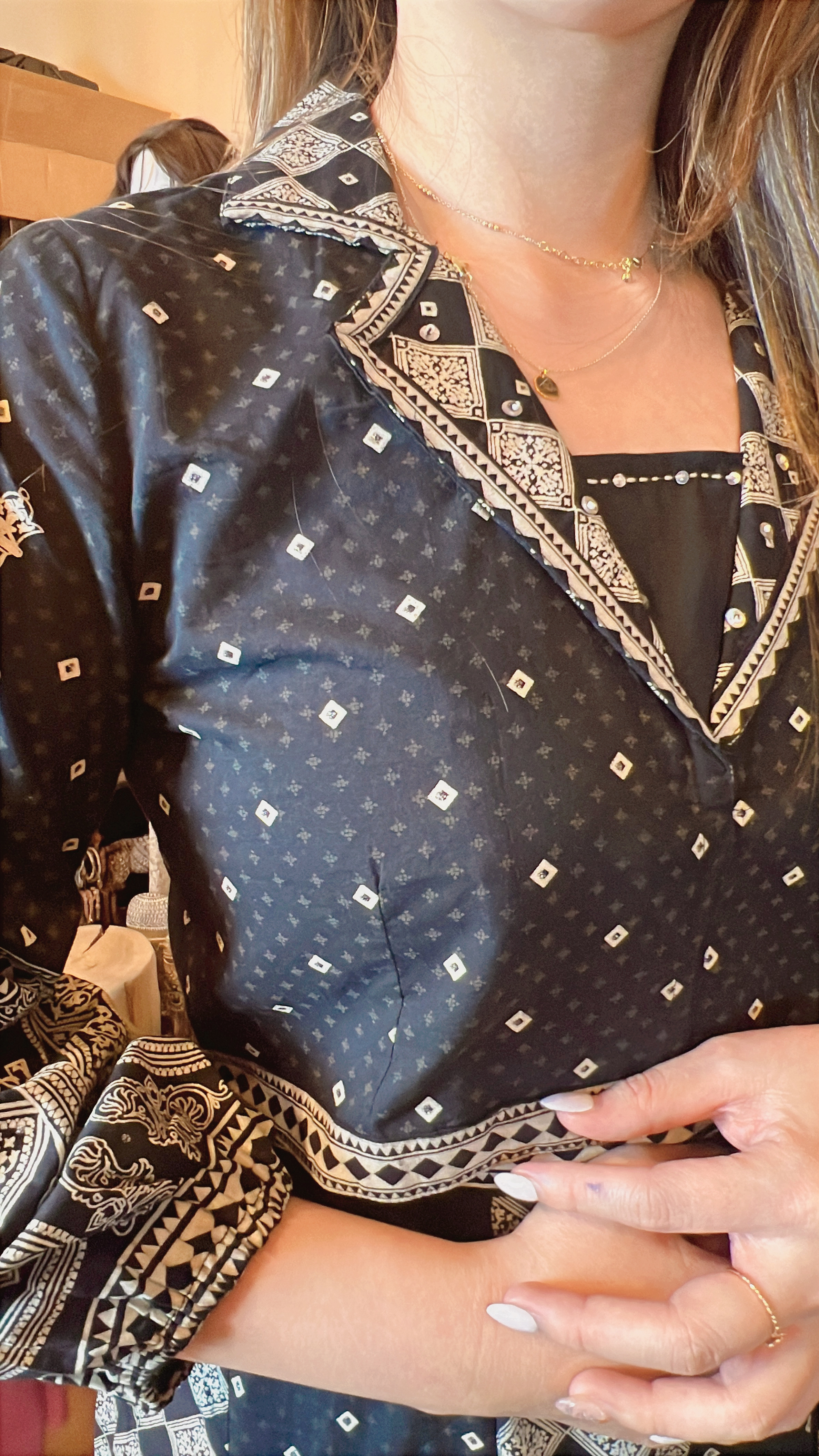 1052 Black & White V-Neck Mid-sleeve Top #1052