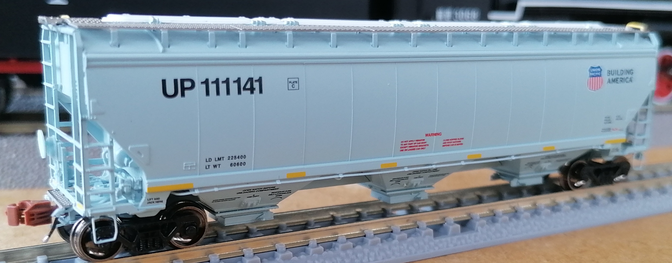 UP Gunderson 5188 Covered Hopper, Union Pacific/High Reporting Marks Scaletrains N