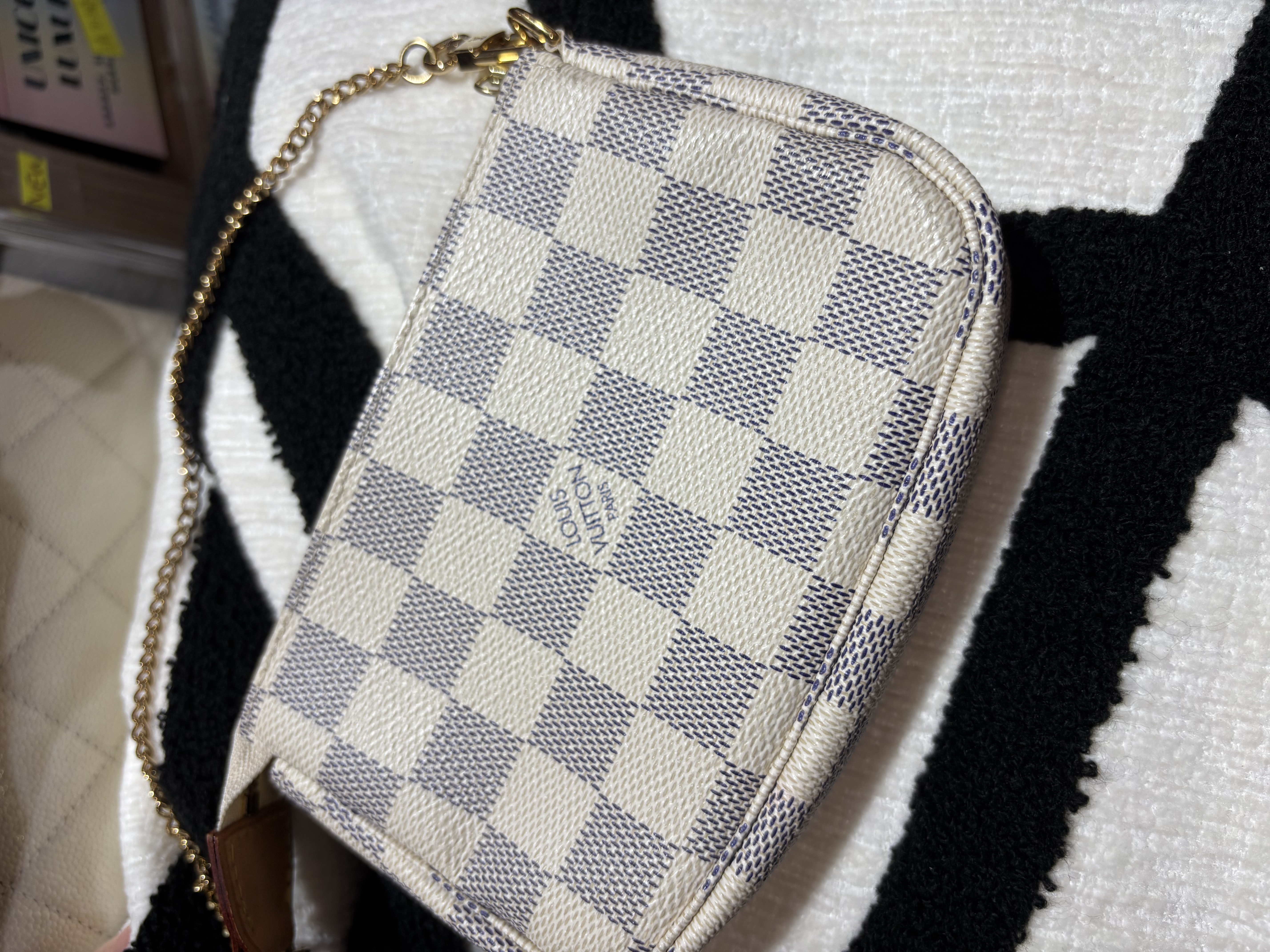 Lv mini pochette azur chain bag accessories 100%Authentic,98%new ✅dust bag  
