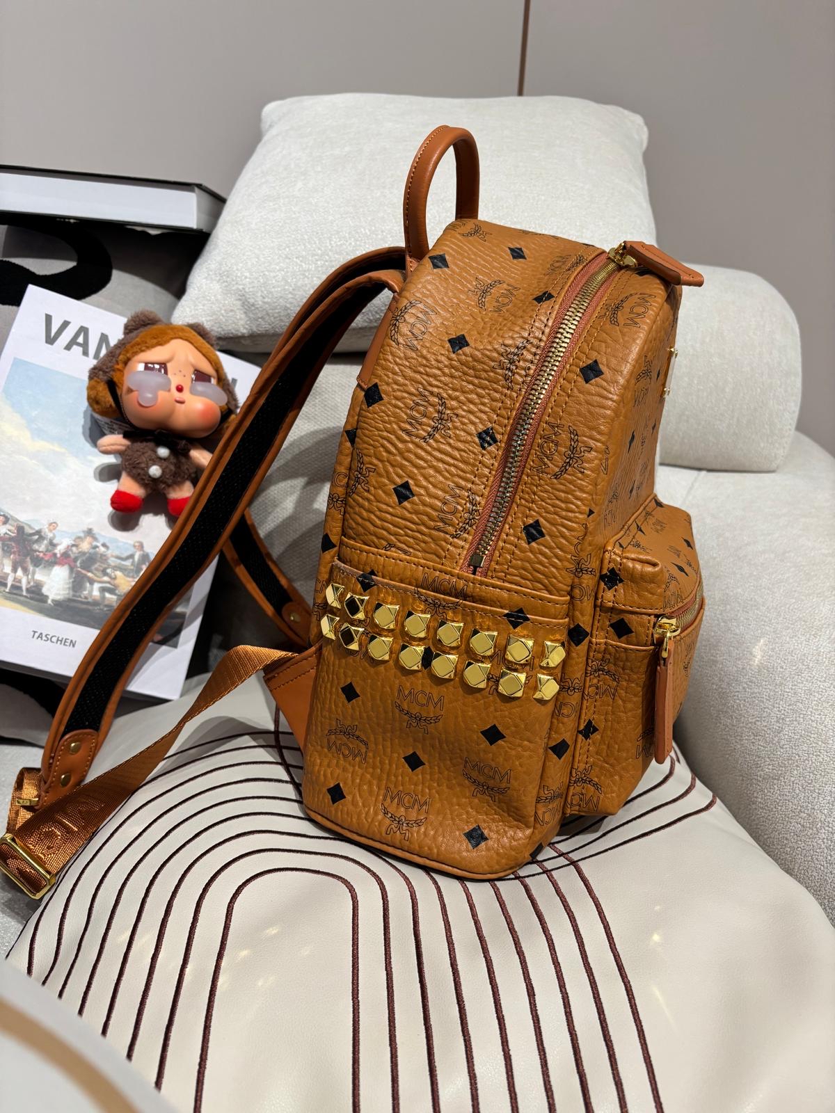 MCM Backpack Visetos 系列 Stark 側鉚釘牛皮後背包 100%Authentic, 98%New ✅Dust bag