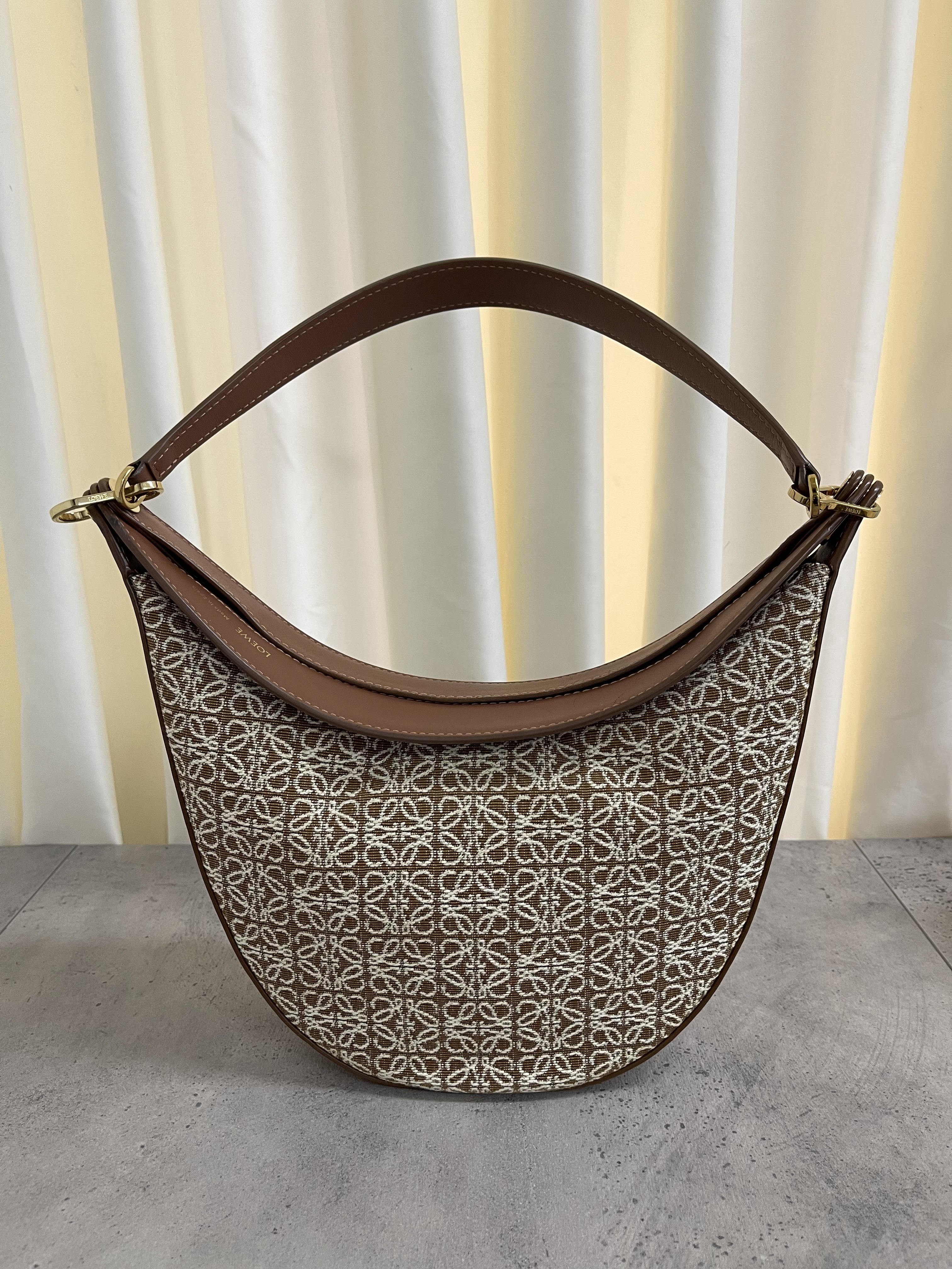 Pre-owned Loewe Luna Anagram shoulder bag/ Product Code: 26012405