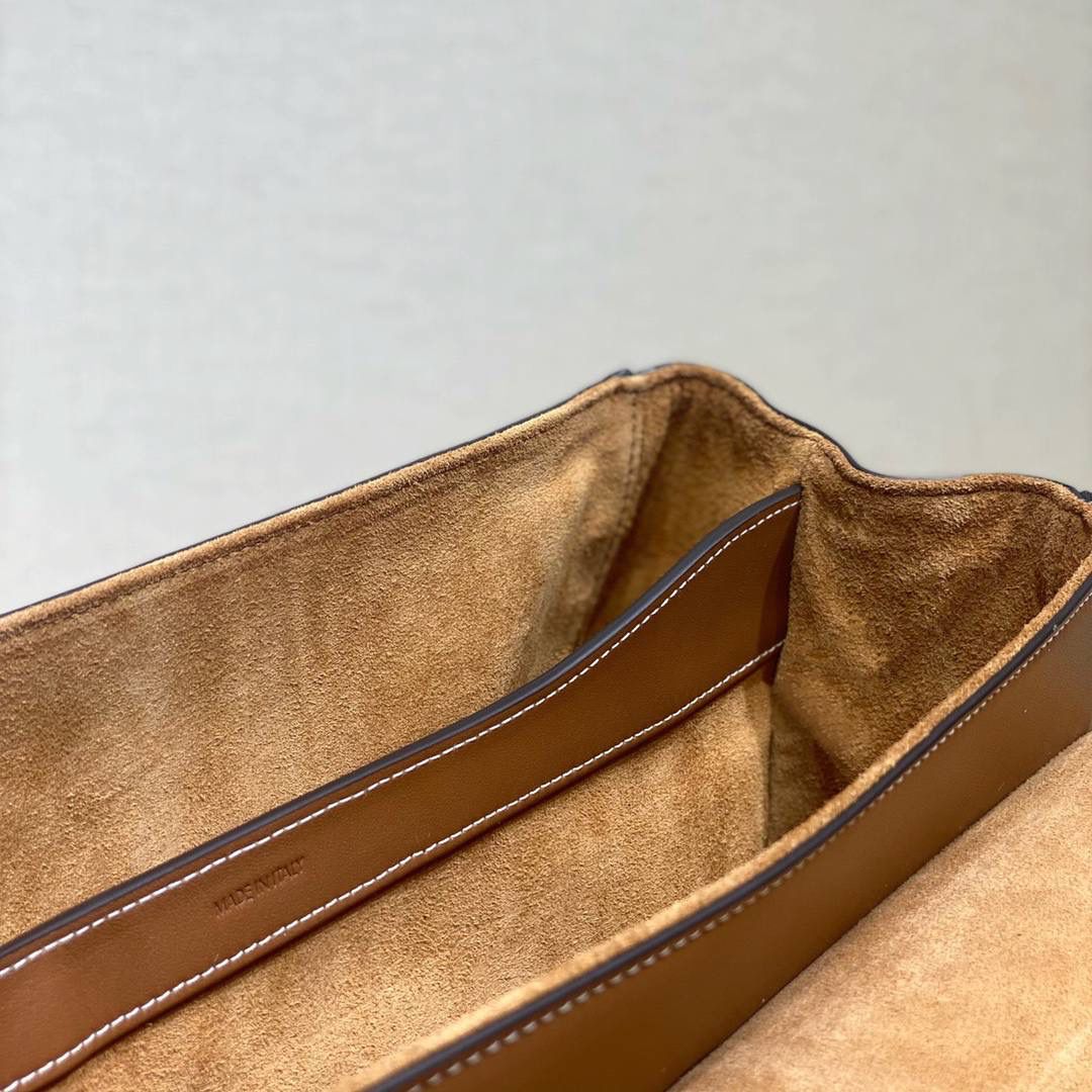 🔥大货实拍图 𝗖𝗘𝗟𝗜𝗡𝗘♥𝟭𝟲 𝗦𝗢𝗙𝗧中号 型号：195543 尺寸：32*24*15cm