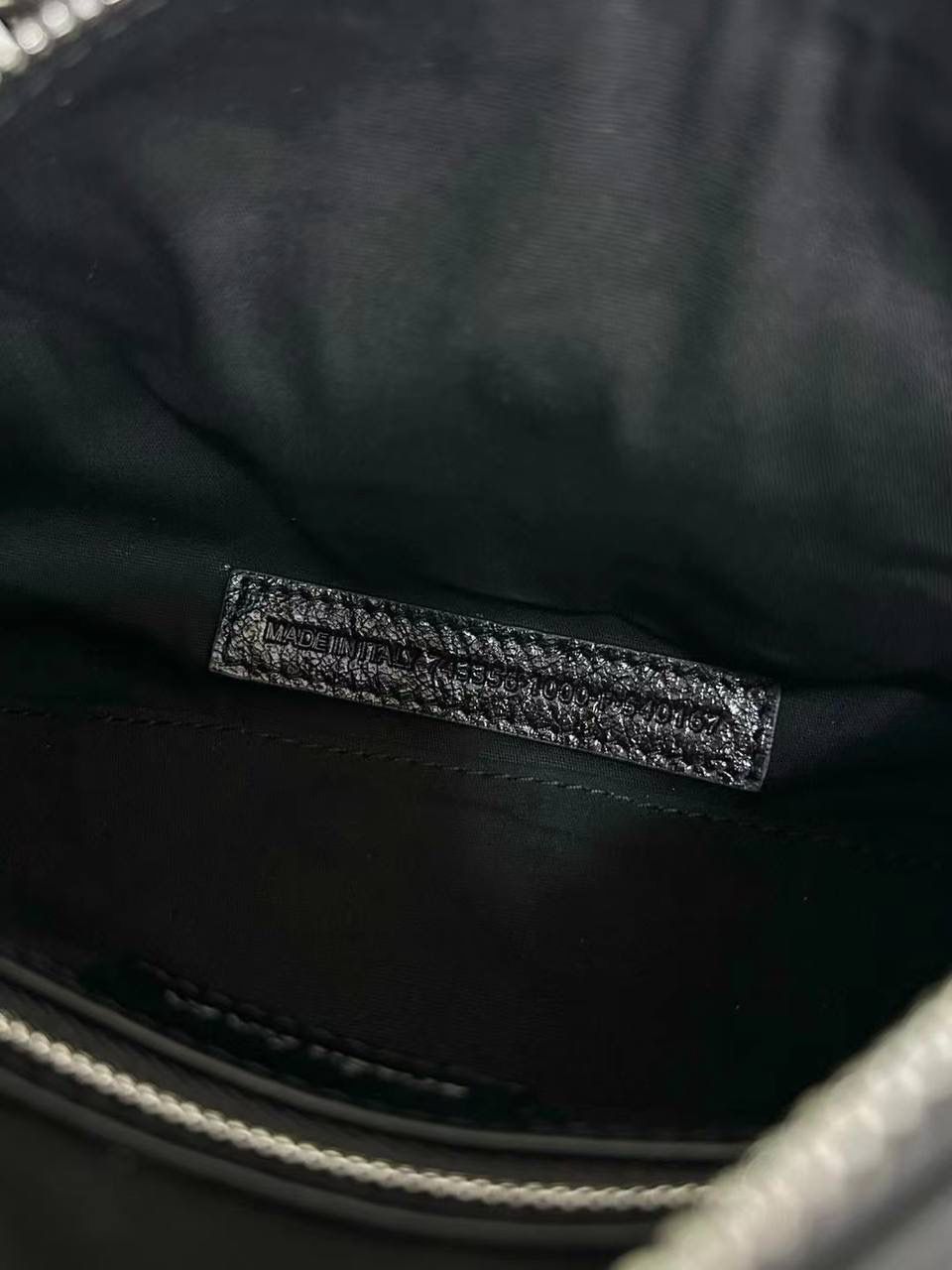 ⏰ ba1enciaga duffle cagole波士顿机车包黑色🖤 机车系列壮哉，又出新款咯～ 这只出来也是一眼爱 波士顿的包型真的不要太实用 手拎有腔调，斜挎也不违和 依旧采用原厂意大利VignolaNobile皮料 你们懂的😎 19.8×14×11.9cm743356m