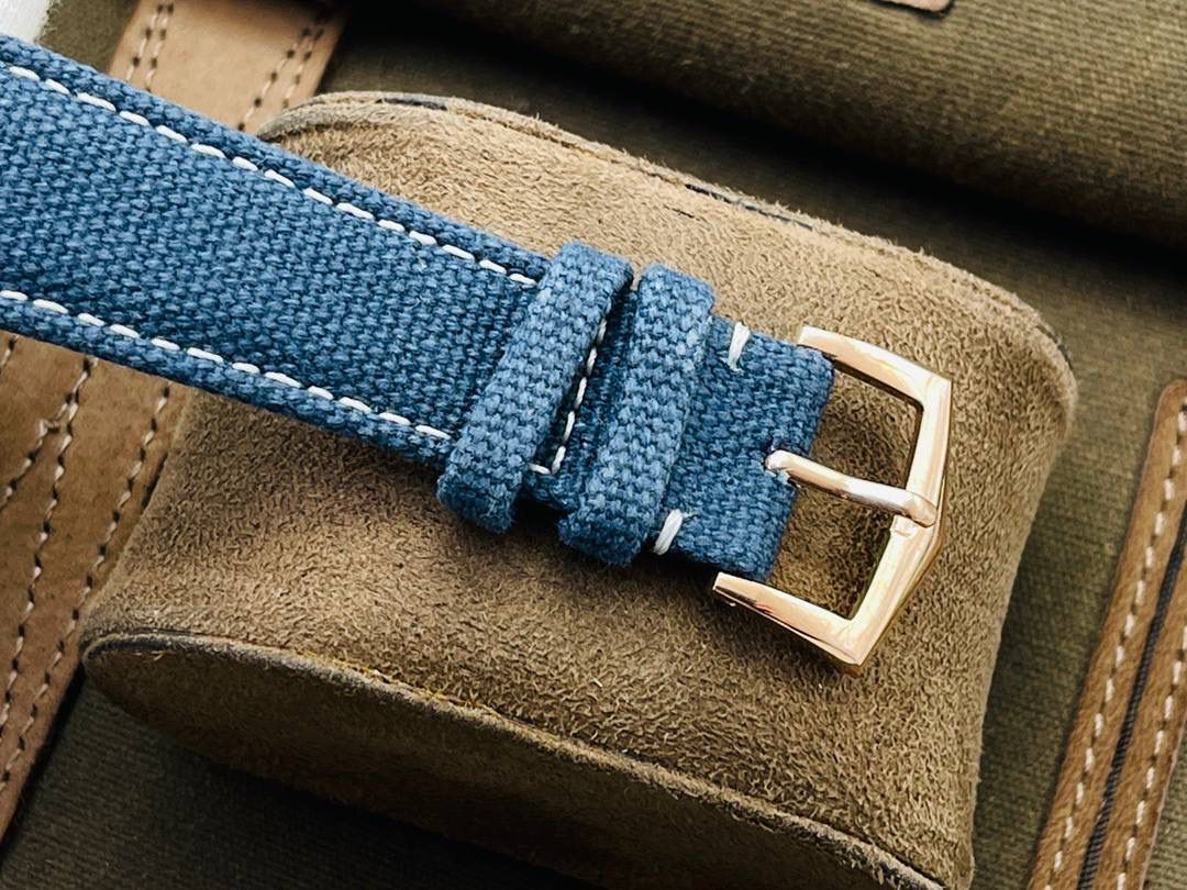 顶级复刻 百达翡丽2021新品——Ref.6007A-001（普朗莱乌特制表大楼纪念款）腕表🔥🔥 ✅表径尺寸：40毫米 ✅表镜配置：蓝宝石水晶玻璃表镜，背面刻有卡拉特拉瓦十字星图案，以及“New manufacture 2019”字样，细节还原到位 ✅表壳设计：316L精钢打造表壳，搭配宽阔的弧形表圈，质感扎实 ✅表盘特色：标志性灰蓝色素面设计，搭配精致的圆形缎面打磨工艺，简约大气 🌟 技术突破 搭载第三代324S定制一体机芯，不仅仿真度极高，走时精准稳定，兼顾颜值与实用性 🌟 表带与表扣 搭配灰蓝色小牛皮表带，辅以白色缝线装饰，搭配百达翡丽（PP）经典针扣设计，与表盘色彩相互呼应🤟🏻