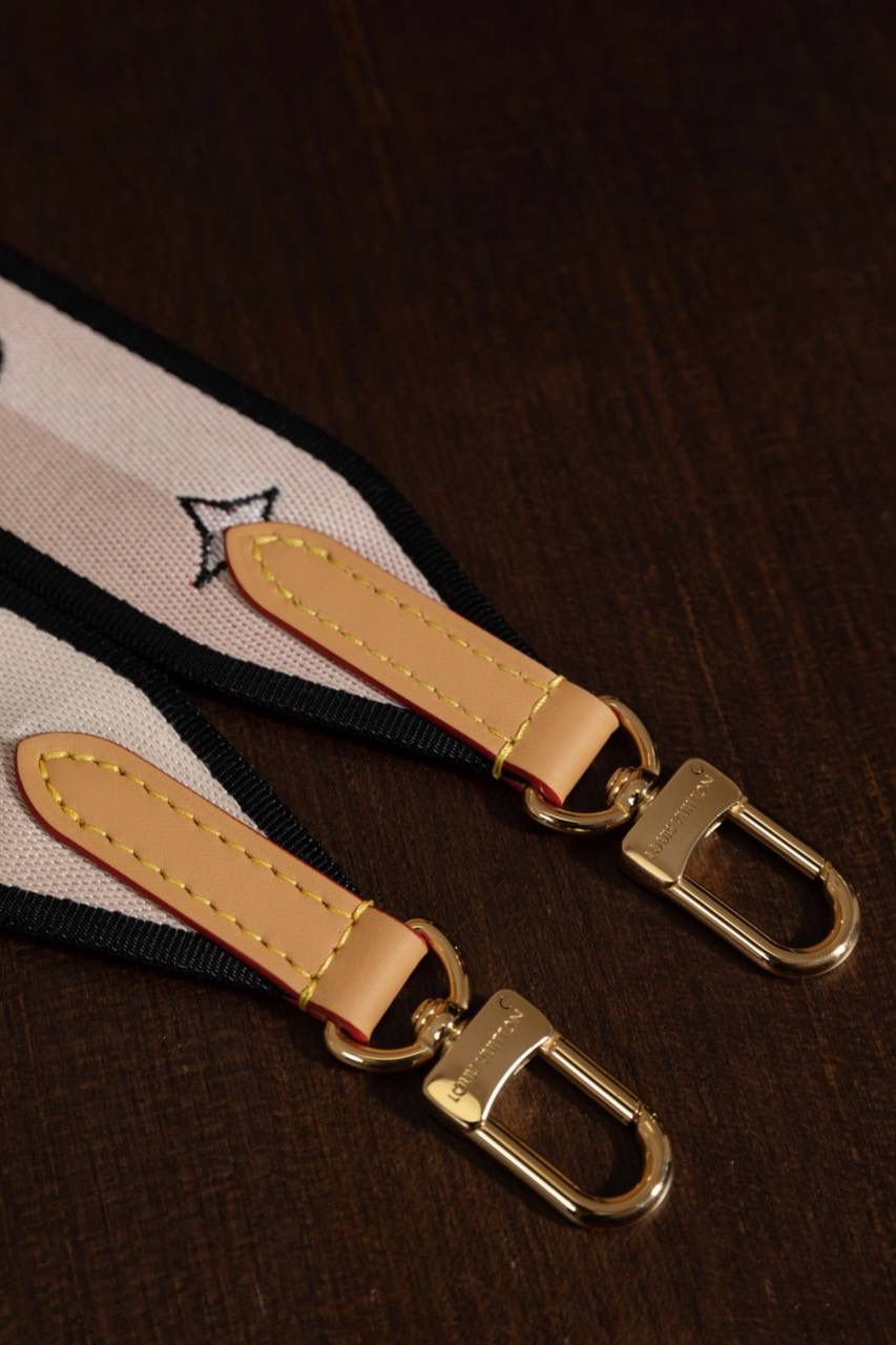 LV老花包💼😍 皮料采用意大利 A 级皮料，品质卓越。不管是是手感还是耐用性都堪称一流。五金精致，面料考究，手工精湛，油边细腻，每一个细节都彰显着 A 级出品的高标准。图片与产品一致，所见即所得哟🔥🔥 Size：25x15x19cm 细节真的很顶！ 渠道货的工艺一看就懂，从走线、五金到皮料和油边，全部都很细。 整体质感在线，拿在手上就知道做工不马虎，真的越看越爱😍