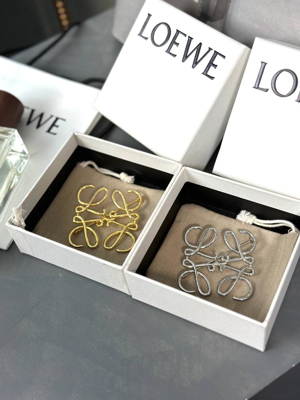 👑人气单品: LOE饰品胸针👑💏【金色/银色】 ❤️纯黄铜，真空电镀18K真金，纯德国进口设备铸造，精湛的手工艺，顶级还原。👌🏻 ❤️尺寸约5.1*4.7*0.15cm