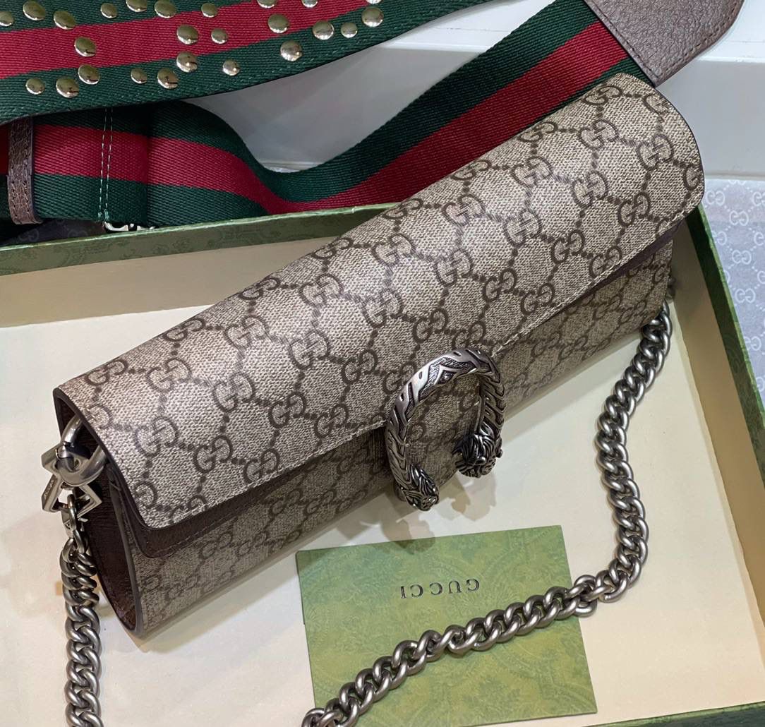✈️✈️✈️🔥𝐆𝐮𝐜𝐜𝐢 酒神腋下肩背包# ▪️型号 : 731782 ▪️尺寸 : 25*14*4cm 𝐷𝑖𝑜𝑛𝑦𝑠𝑢𝑠时尚单品永远少不了的酒神包又添新成员啦[耶]依然采用辨识度极高的虎头锁扣、包身小巧轻便. 经典PVC老花➕牛皮❗️搭配2条肩带 链条是现在最流行的腋下背法、最重点的红绿织带饰以饰钉“Gucci”DlY斜挎带太好看了！内部容量大、翻盖口袋双接档、还可当手包使用。