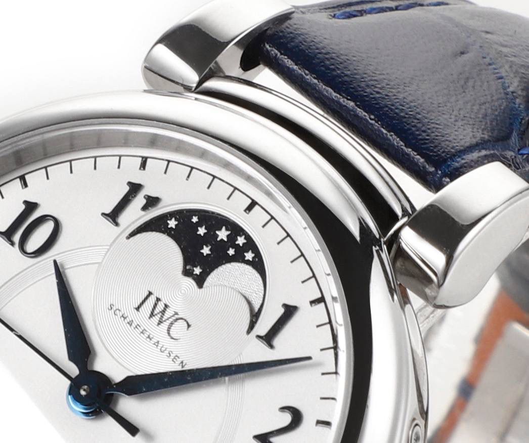 TWC出品 IWC达文西 IW459306 蔚蓝星空，诗意月相，自动月球与印度洋的蓝色水域完美匹配 随着达文西系列以致敬经典的设计回归到大众的视线之中，我们看到了它很多有趣的设计，包括清晰醒目的盘面，现场锋利的剑形指针，当然还有古典的圆拱形表冠，活动式表耳，更加贴合手腕。腕表表底镌刻有“生命之花”，“生命之花”是一个由多重重叠圆环组成的几何造型，是达文西经过深入研究绘制出来的。直径36毫米，自动上链机芯，精钢表壳， 中央秒针附掣停装置，月相盈亏显示，特殊镌刻表底，防水深达30米，动力储备达42小时 ，腕表整体设计得简约大气，且不失细节，很适合成熟优雅女性！