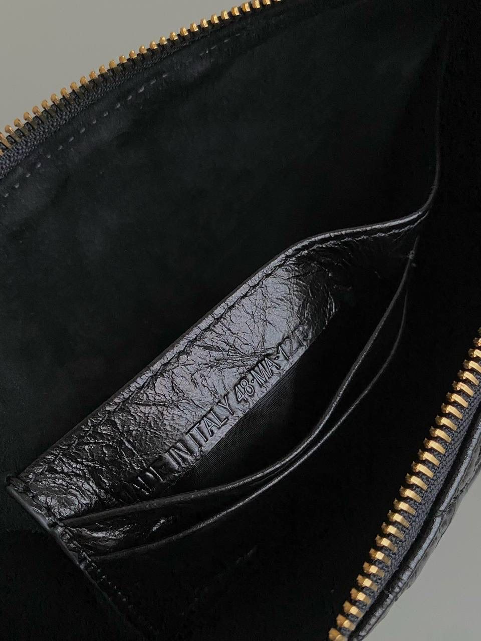 🈶油蜡黑（腋下包） 𝗗𝗜𝗢𝗥 𝘀𝘁𝗮𝗿 幸运星⭐饭盒包 又一重磅推荐了！近几年的饭盒包大火！ 各个品牌都有推出过，简直谁用谁可爱啊 爆裂纹油蜡皮材质，有光泽且柔软 日常通勤，出差当化妆包也是非常可以 微调后的饭盒包有着幸运寓意的星星拉牌 还有可以调节的链条肩带可以腋下背🌟🤟🏻🔥 28.5×14.5×10cm #6803m