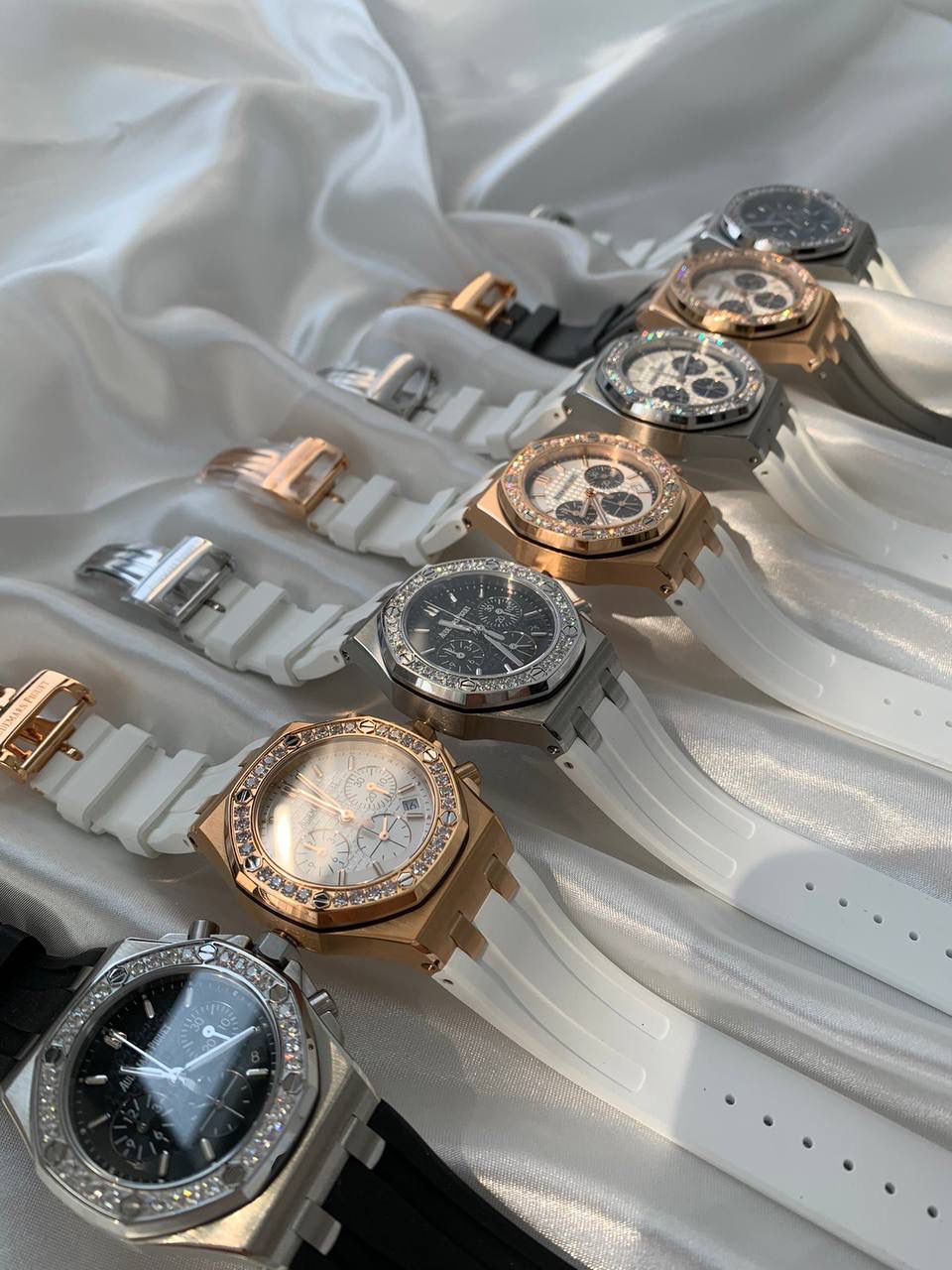 爱彼女款、小红书爆款，喜欢大表盘的女生、必备款，表盘37MM、蓝宝石防刮花玻璃，316精钢表壳、纯手工镶嵌32颗莫桑钻、搭配瑞士多功能石英机芯精准走时，表带采用进口橡胶工艺，佩戴舒适不过敏、折叠扣设计，佩戴便捷，数量有限，先到先得，多种色系，穿搭任选！