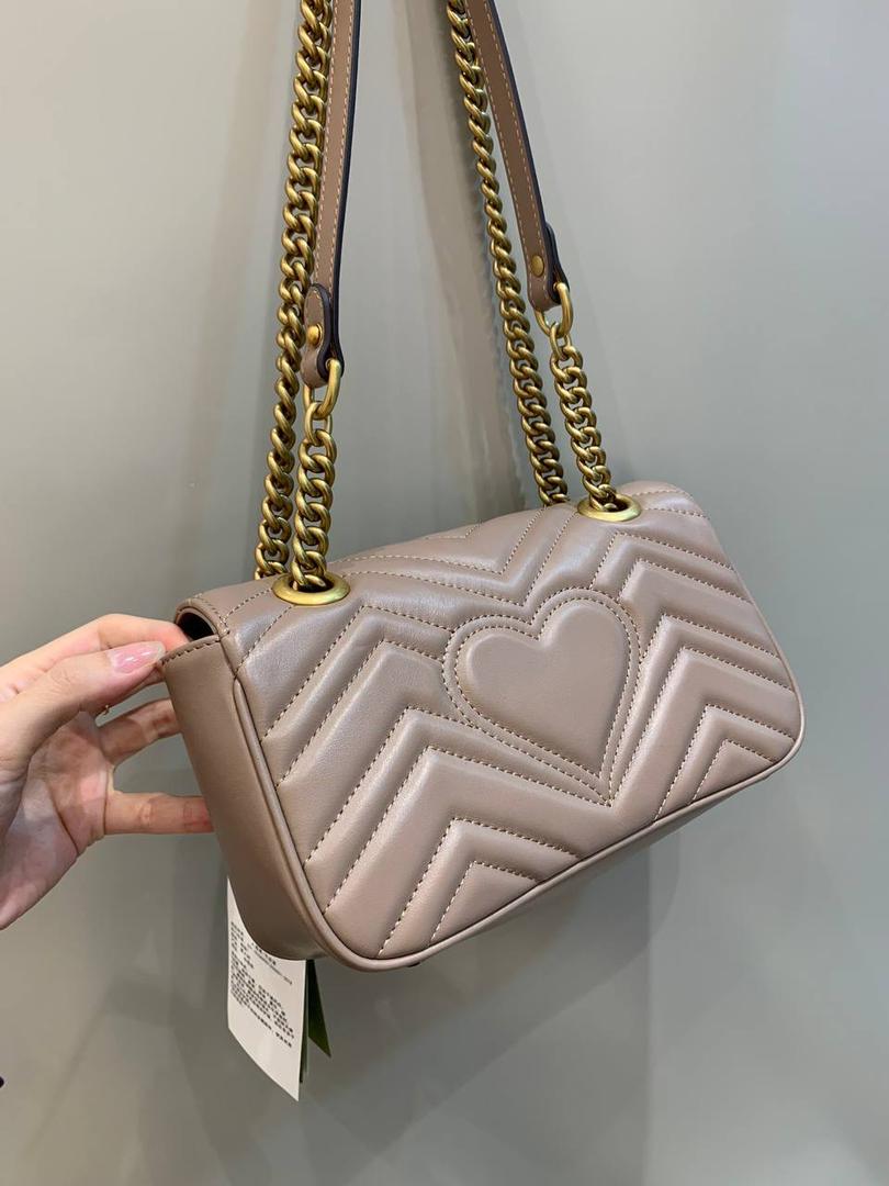 新背景实拍正品级 。经典款金扣奶茶色22cm‼️ 温柔气质的颜色代表，可盐可甜，春夏四季的搭配小能手，颜色饱满度很高，皮料质感也是没得说，原厂皮材质都是很厉害的！图片拍不出他的美，实物更美‼️ 型号446744；尺寸22/13/6cm