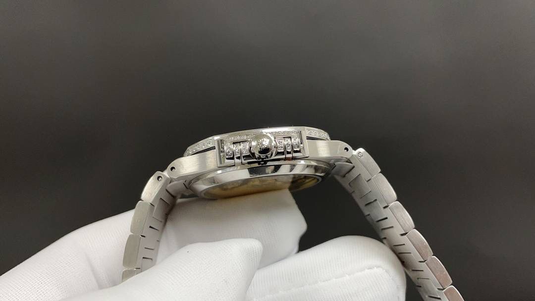 新品 重金打造经典时计——百达翡丽7118女士鹦鹉螺 满钻限量款 少量到货，限量供应（全身采用八心八箭天然奥宝水钻） 🉐️赠送价值💰288旅行便捷定制手表表盒 腕表:定制324 S自动一体上链机械机芯，中心大秒针 表盘:密镶钻，拥有286颗钻 表壳:密镶拥有518颗钻，拥有蓝宝石水晶透盖。防水系数30米。直径35.2mm 表链:采用拥有1729钻采用罕见的“不规则雪花镶钻”工艺，令腕表更添耀眼光彩，这项工艺需要将大小各异的钻镶嵌并固定到位，尽可能隐匿每颗钻之前的贵金属痕迹。 顶配鹦鹉螺7118满天星 目前算是最奢华的女款鹦鹉螺 应该没有人能拒绝了它了吧 雪花❄️镶钻全身 不仅是表盘，表带都是雪花镶钻总之一个字“闪”（白色为真空炉内白金，玫色为真空炉内纳米玫瑰金） 精品，欢迎表友品鉴！