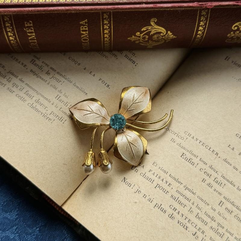 C.a. 1960s Czechoslovakian Hand-Painted Silver White Floral Petals Faux Peal Bud Brooch (MW234)