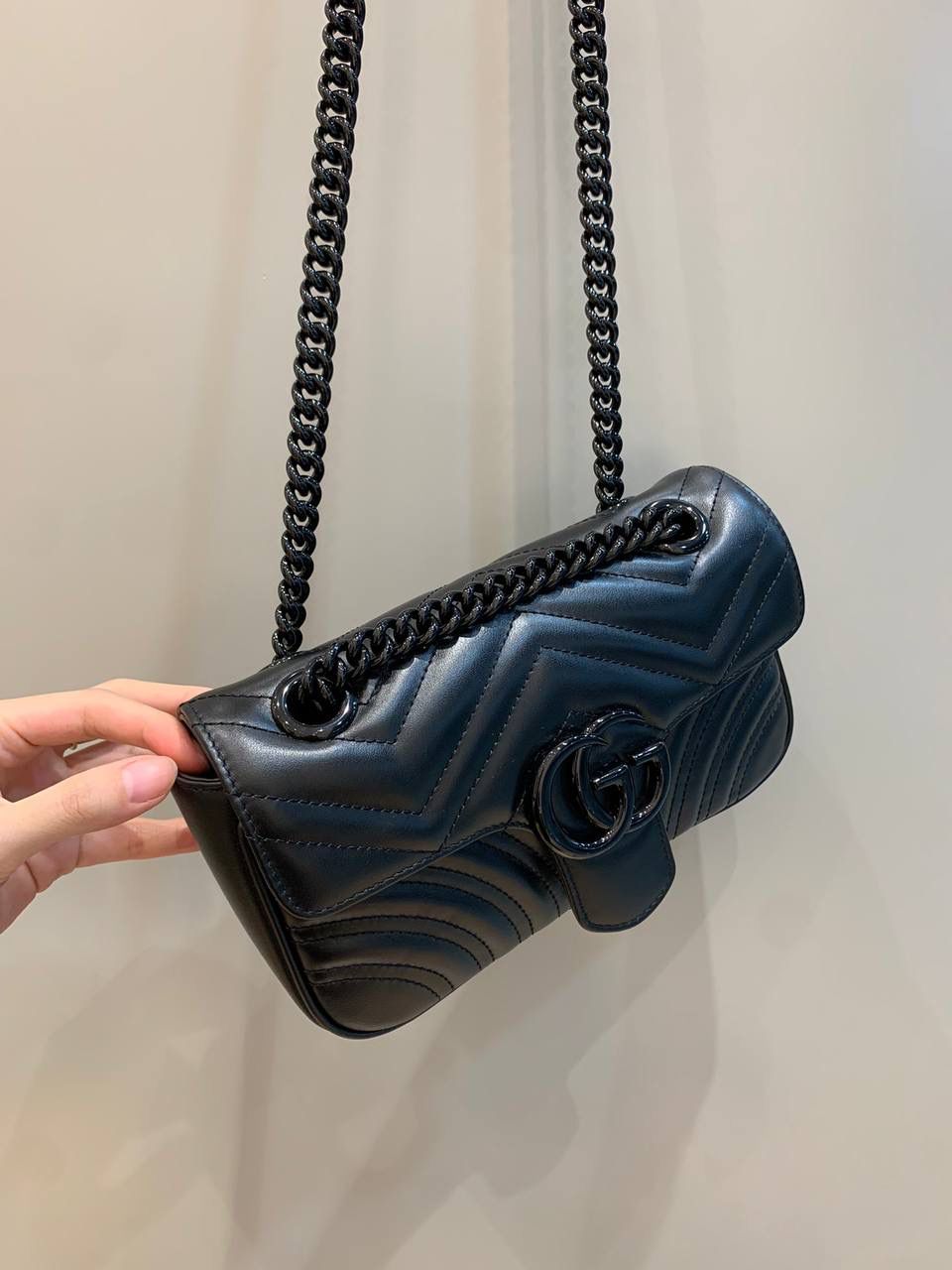 新背景实拍正品级 。马卡龙颜色：黑色22cm 正品售价！！这个黑色没想到实物这么酷😎，比经典款个性太多了，五金的金属质感很厚重，皮料质感更多没得说，一眼就爱上的颜色，这样的搭配真的是一眼入坑‼️ 型号446744；尺寸22/13/6cm