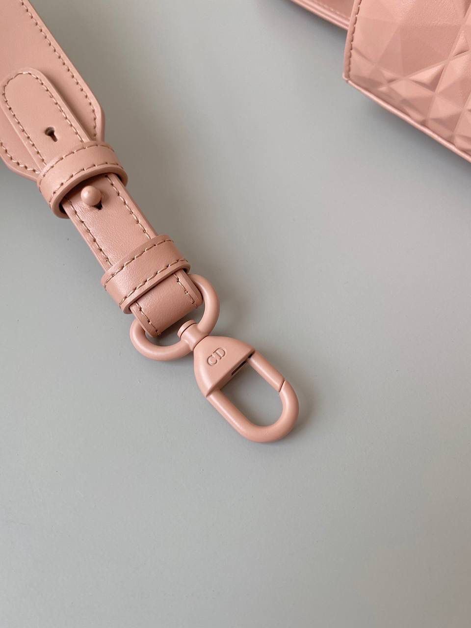 🈶钻石粉 𝗗𝗶𝗼𝗿 𝗟𝗮𝗱𝘆 𝗯𝗮𝗴四格 特殊处理的哑光牛皮钻石藤格纹 八个切割面挺括有型，全套磨砂材质五金 复古时髦感超强，真是什么场合都可以把住 绝对是lady中的天花板了，强势出圈啦姐妹们 （配送8个五金字母） 20×16.8×8cm#4360m