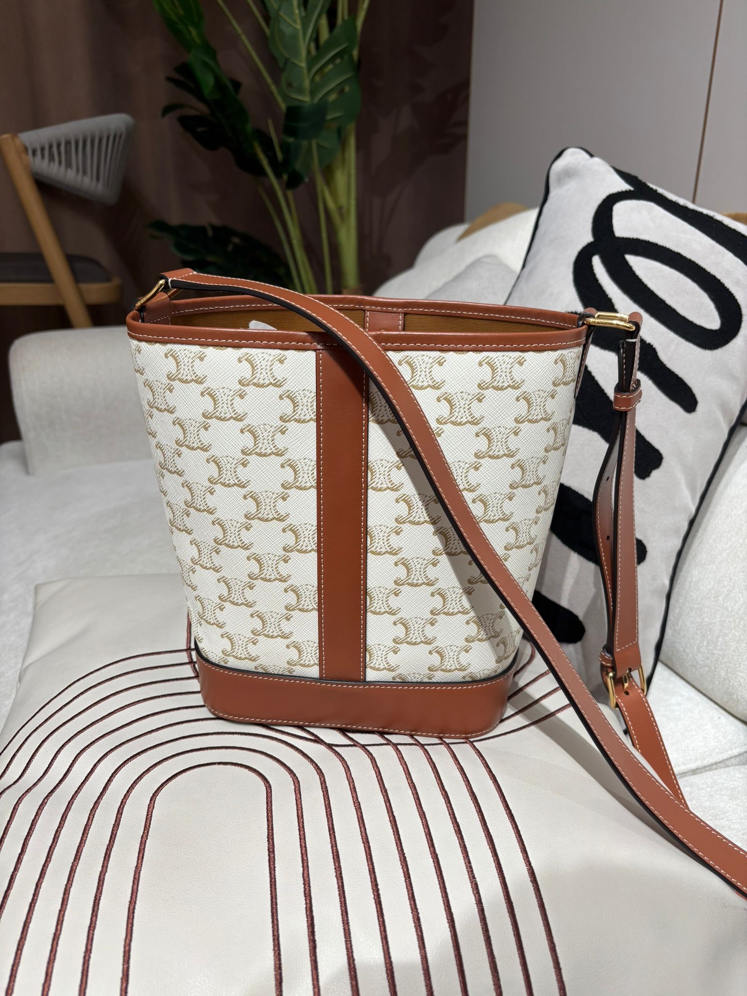 Celine SMALL BUCKET IN TRIOMPHE CANVAS AND CALFSKIN 100%Authentic, 98%New ✅Dust bag