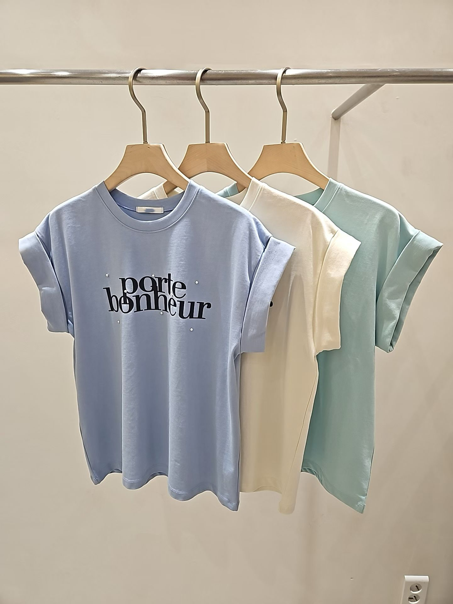 C15 真珠褶袖英文字Tee