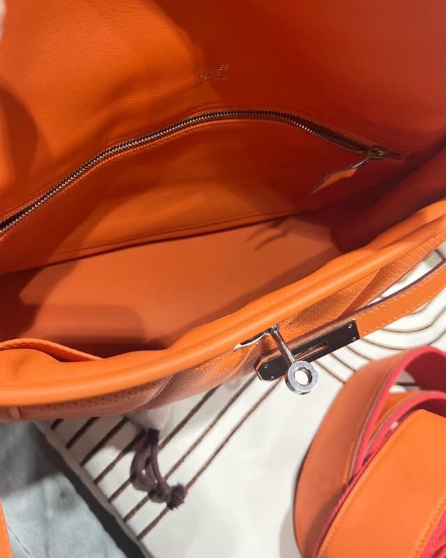 Hermes berline 28, Stamp T calfskin 100%Authentic ,98%new ✅dust bag✅strap  