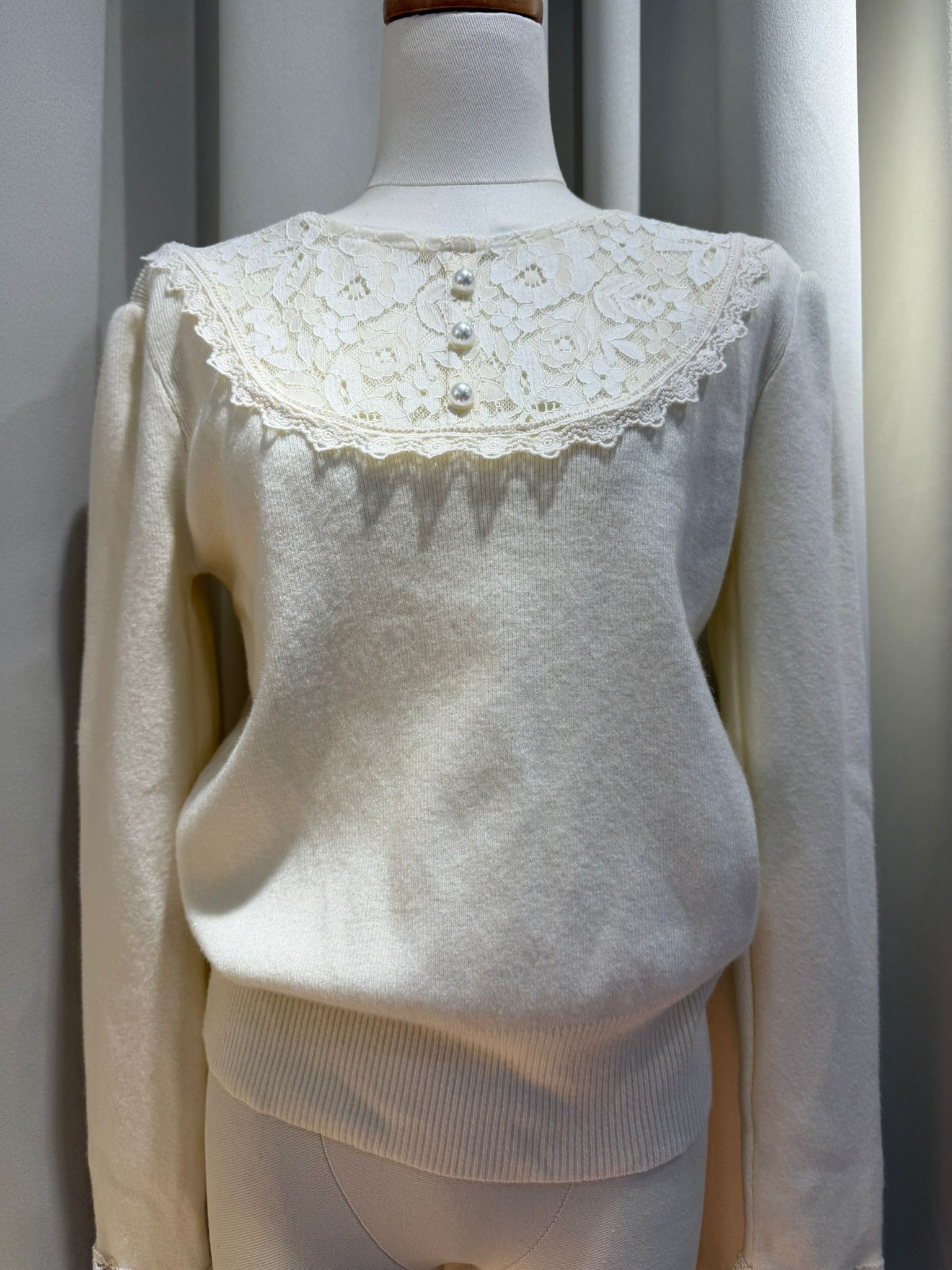 優雅蕾絲領珍珠鈕扣針織衫