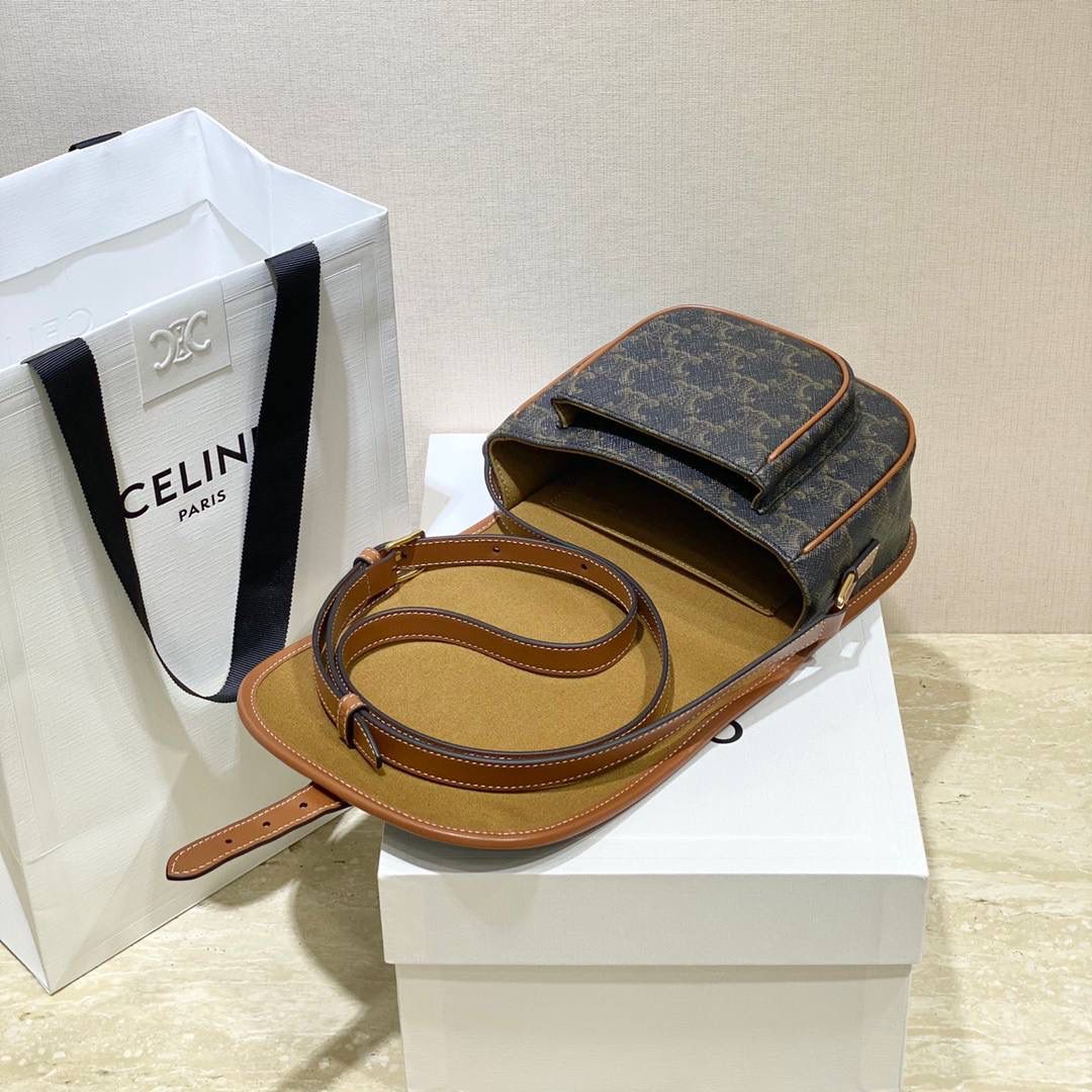 🔥大货实拍图 𝗖𝗘𝗟𝗜𝗡𝗘 ♥ 𝗧𝗥𝗜𝗢𝗠𝗣𝗛𝗘 𝗖𝗔𝗡𝗩𝗔𝗦 𝗙𝗢𝗟𝗖𝗢 马鞍包在IT Bag的世界里总是占着一席之地，经典百搭 经得起时间的推敲，被喻为行走的气质神器 ，FOLCO流畅圆润的包身线条和凯旋门老花设计搭配老式旅行箱开口扣，让人轻松get俏皮复古摩登的画报女郎。 型号：191502 尺寸：18*17*6.5cm