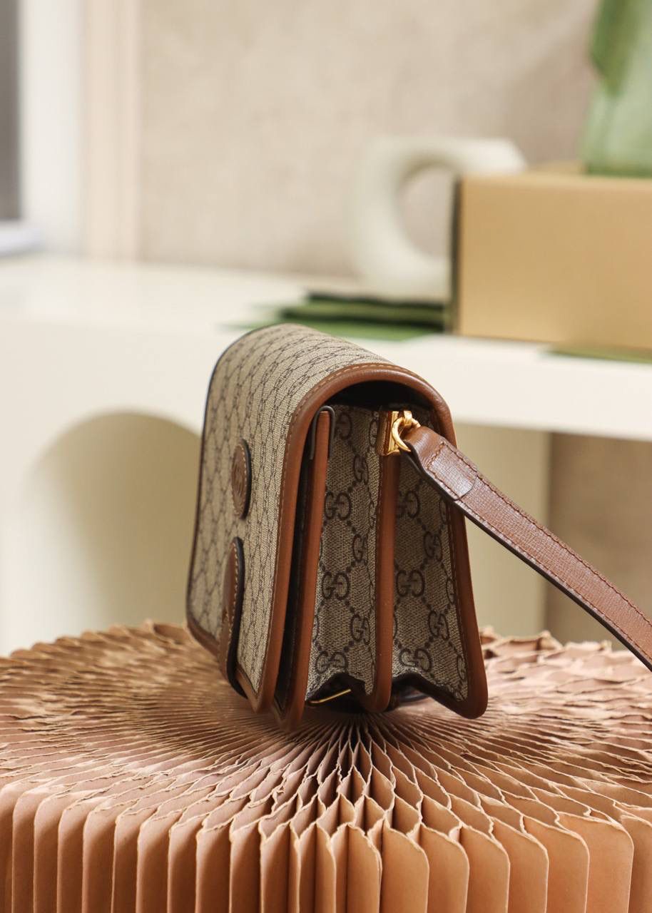 𝐆𝐆 𝐑𝐞𝐭𝐫𝐨 迷你肩背包#671620# ☑️尺寸：20*17*8cm 可盐可甜的𝐆𝐆 𝐑𝐞𝐭𝐫𝐨系列 互扣式双G一直是经典标志性的味道 耳熟能详的品牌象征与经典的融合 令这款肩背包拥有它自己独特的味道！ 风琴包的造型 内设分层收纳设计 更加大大的增加日常的实用性 磁吸式的翻盖开合设计，让日常使用更加方便 不仅作为风琴包的视觉感 同时拥有邮差包的设计，男女通用！✨🔥