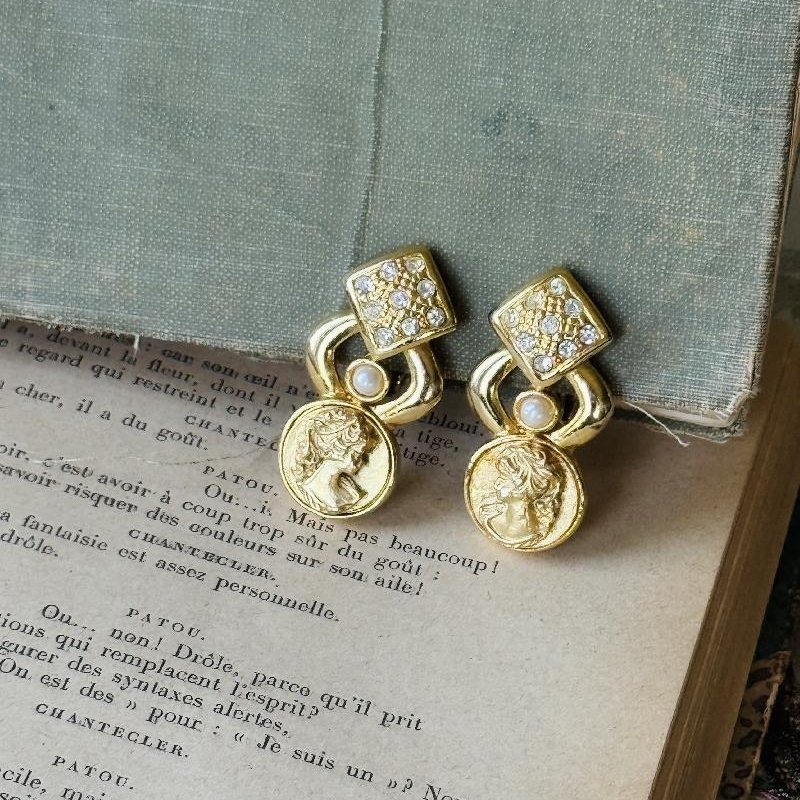 Rare! Vintage Metallic Cameo Statement Clip Earrings (MT2400)