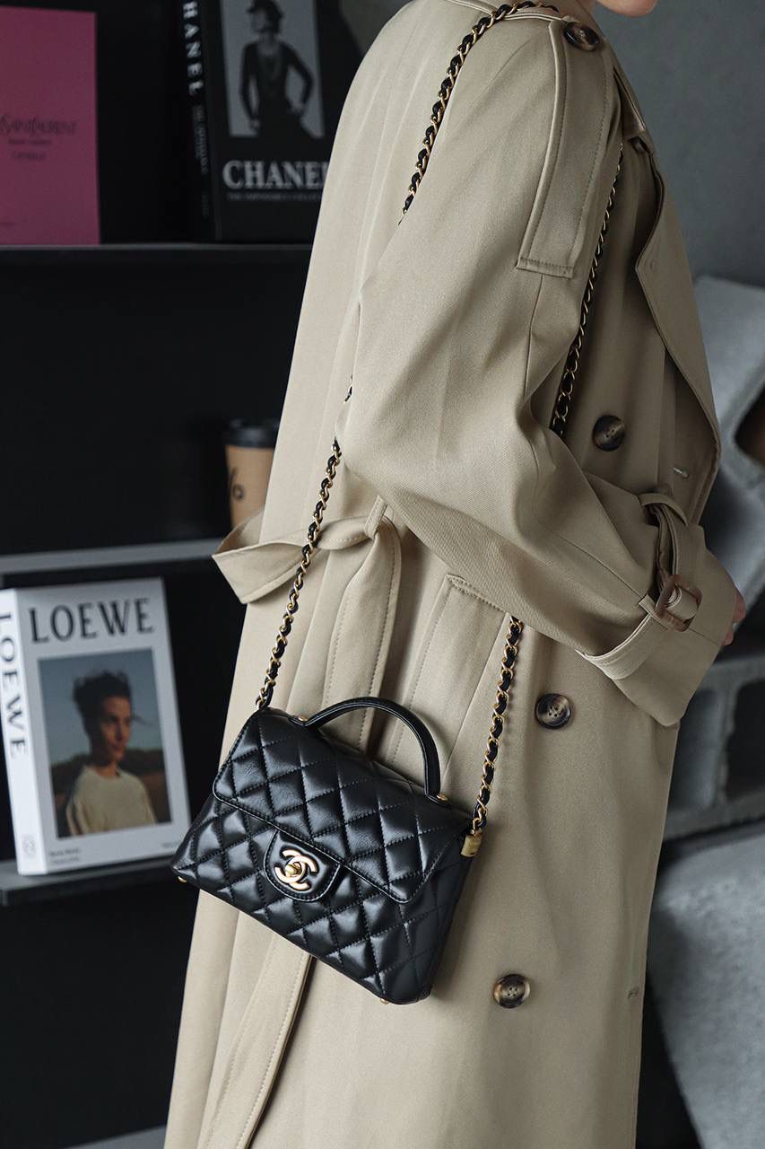 25P橫款 Kelly迷你鑒定版 👜 一包一碼 支持全球鑒定查驗身份證原廠專G GR原廠皮料過關清單資料可査詢 25P橫版MINI凱莉宛如一顆冉冉升起的新星，以其獨特的魅力，迅速捕獲了無數時尚達人的心。經典的黑金配色，是時尚界永恒的寵兒！ 五金：全銅復古金 皮料：GR原廠亮羊皮 尺寸：11.5*22*6cm