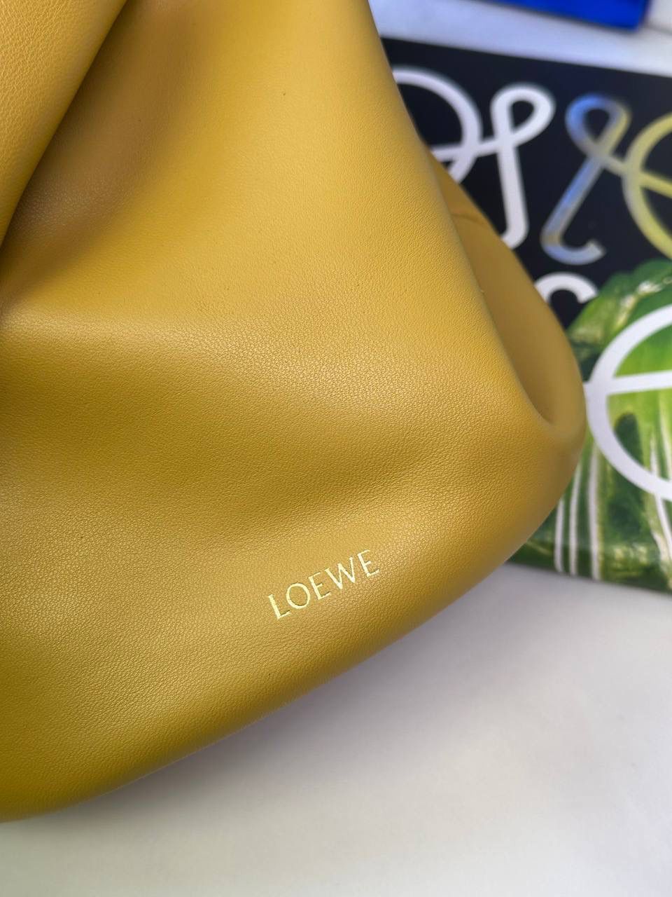 🎈链条款𝙁𝙡𝙖𝙢𝙚𝙣𝙘𝙤 𝙋𝙪𝙧𝙨𝙚水桶羊皮 ——【沙漠黄】 尺寸：𝟑𝟐-𝟏𝟕-𝟐𝟒𝐜𝐦 编码：062406 👉🏻延续福袋收缩绳褶皱设计，全新推出水桶造型，羊皮包身手感细腻柔软❤️ 👉🏻链条肩带➕皮肩带的双肩带设计，时尚百搭，给足了集美们多样化的选择。肩带可拆卸可调节，磁扣开合，正面烫金𝙇𝙤𝙜𝙤，呈现出高贵典雅的视觉感😍 👉🏻独家背景➕独家品质➕独家全套砖柜礼盒套装，市场高端品质皆在我手✌🏻