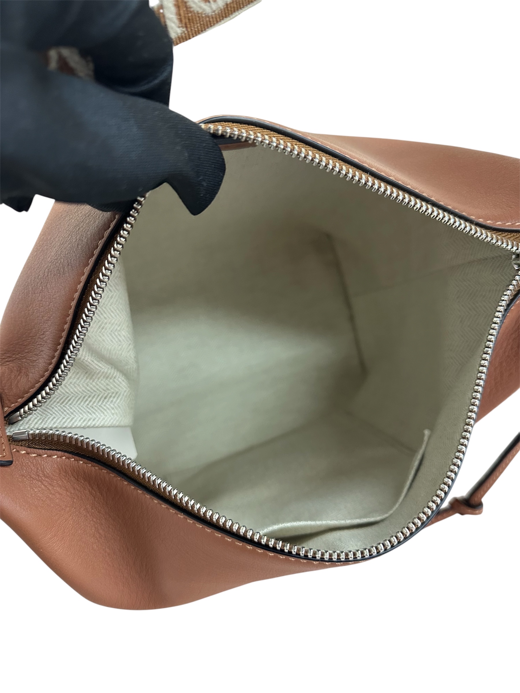 Pre-owned Loewe Cubi Crossbody Bag / Product Code: 26060903