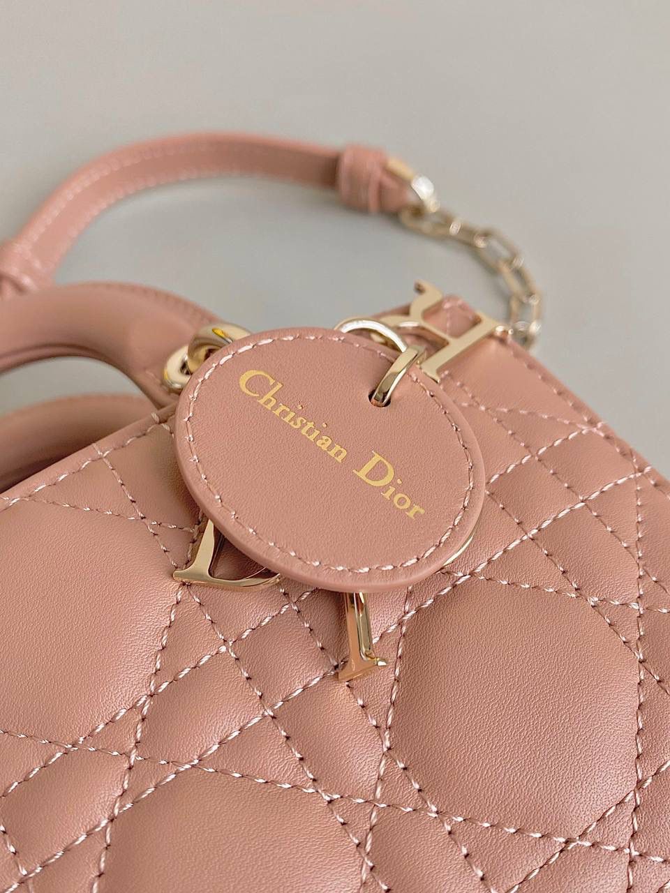 玫瑰粉超迷你🎀 𝗗𝗶𝗼𝗿 𝗗-𝗝𝗼𝘆 𝗯𝗮𝗴羊皮2023早春款 时尚果然就是轮回，回归了一把中古戴妃 长方包形，短链条➕细长肩带直接封神！！ 复古时髦感超强，真是什么场合都可以把住 绝对是lady中的天花板了，强势出圈啦姐妹们😍🤩 17.5×10.5×6cm