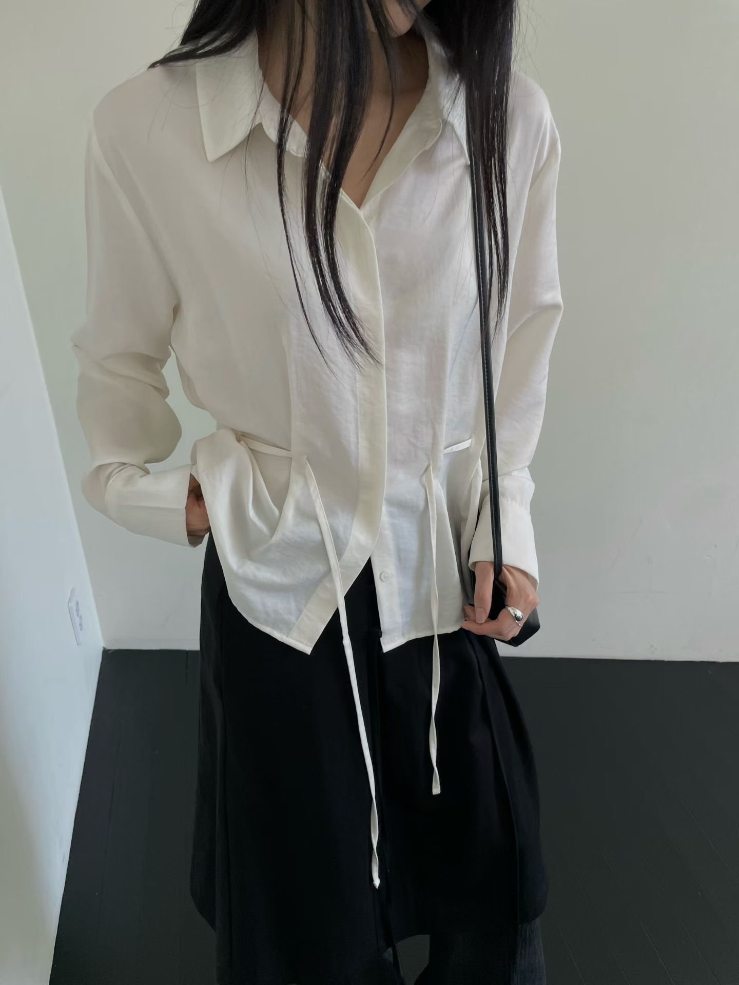MILAE 微光澤腰間雙抽繩長袖襯衫