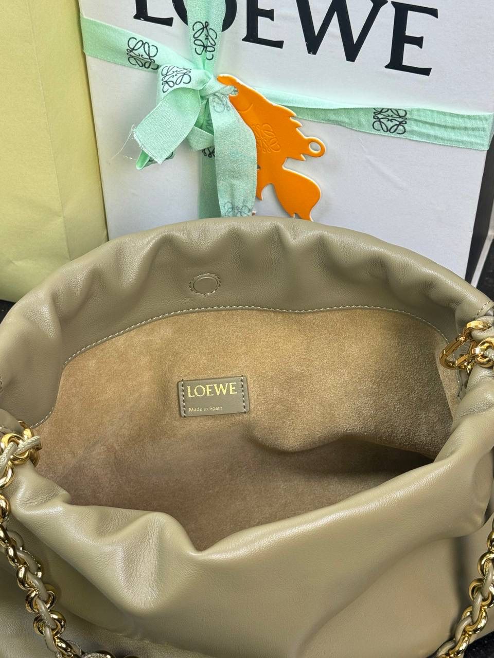 🎈中号链条款𝙁𝙡𝙖𝙢𝙚𝙣𝙘𝙤 𝙋𝙪𝙧𝙨𝙚羊皮 ——【桉树绿】 尺寸：𝟯𝟬-𝟭𝟬.𝟓-𝟮𝟬𝐜𝐦 编码：012403 【配全套礼盒】 👉🏻延续福袋收缩绳褶皱设计，羊皮包身手感细腻柔软❤️ 👉🏻链条肩带➕皮肩带的双肩带设计，时尚百搭，给足了集美们多样化的选择。肩带可拆卸可调节，磁扣开合，正面烫金𝙇𝙤𝙜𝙤，呈现出高贵典雅的视觉感😍 👉🏻独家背景➕独家品质➕独家全套砖柜礼盒套装，市场高端品质皆在我手✌🏻