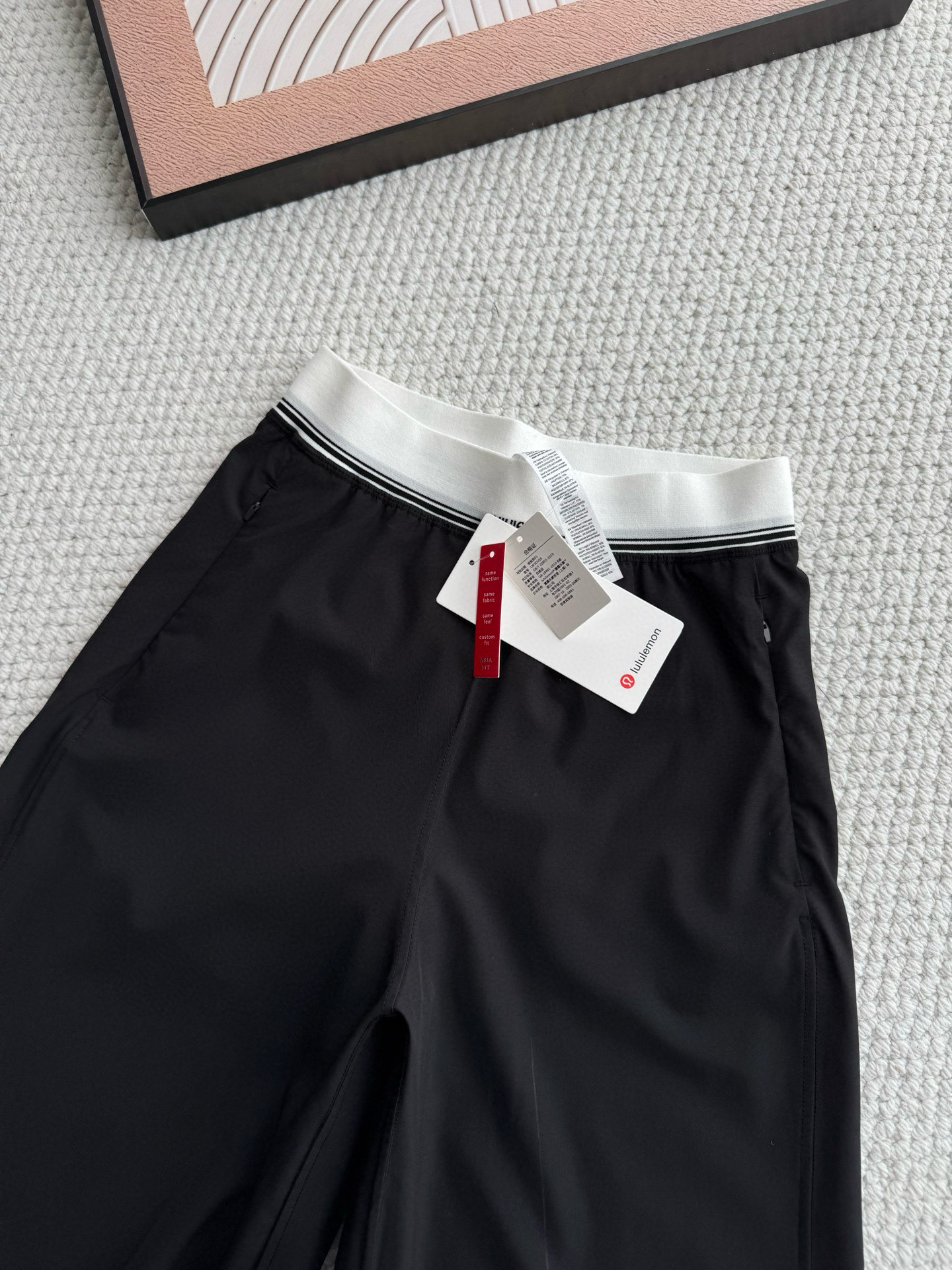 $198條。 lululemon Swift Wide-Leg Mid-Rise Pant 被譽為新一代「神褲」，結合了運動機能與日常時尚。