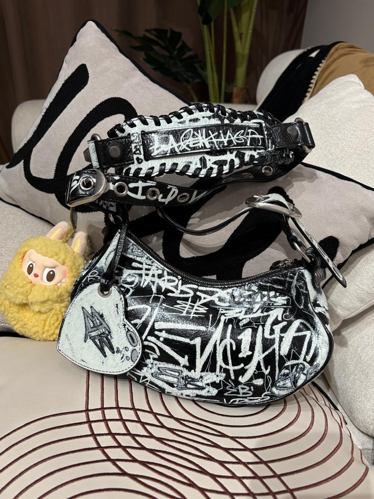 Balenciaga Shoulder Bag 100%Authentic, 98%New ✅Dust bag