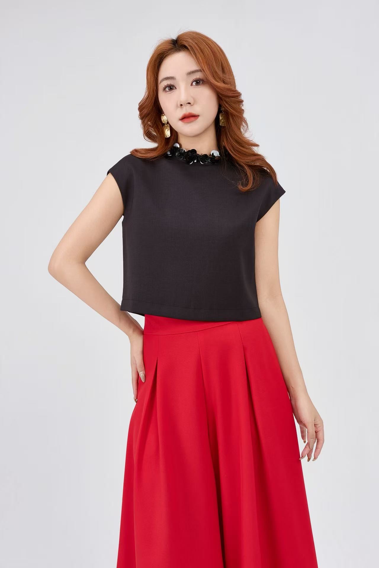 10141331 Structured Minimal Sleeveless Top