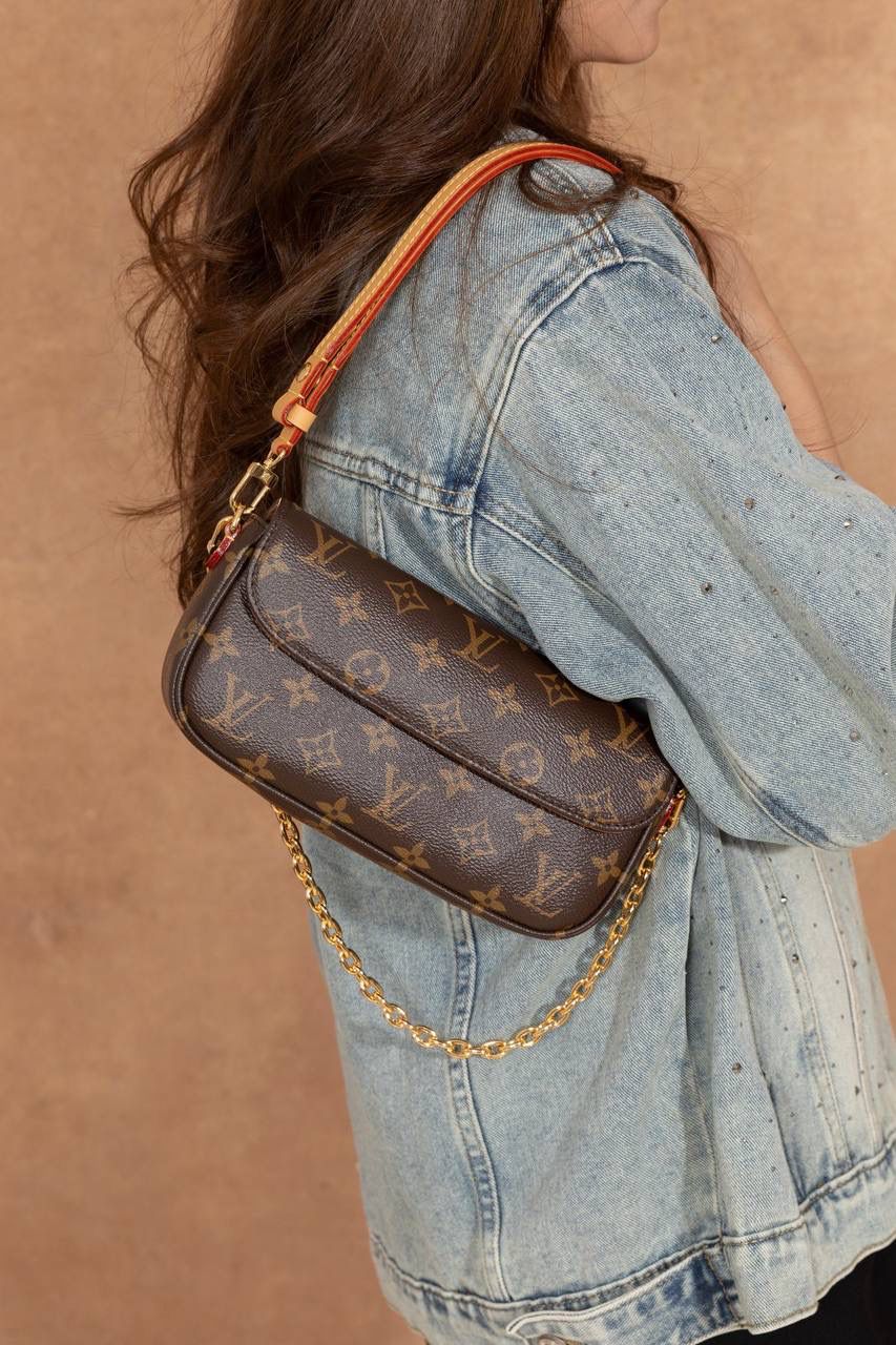 𝐖𝐀𝐋𝐋𝐄𝐓 𝐎𝐍 𝐂𝐇𝐀𝐈𝐍 𝐈𝐕𝐘😍 ▪️【上身图 供参考▪️】背上这款包包，瞬间化身精致的时髦精。它的设计造型时尚百搭，随意搭配都是颜值天花板🥹💕 双链条设计可单肩可斜挎✅