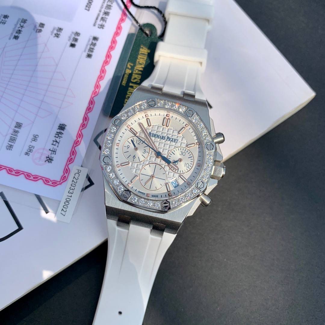明星王子文同款，皇家橡树离岸系列计时腕表！目前在国内外女款热门之一市场正品一表难求，二手市场价格更是不断上涨！为了保证大家花最少的钱就能买最划算的表款，我们良苦用心！打造技术性攻破已做到壳可正品互换。真真正正做到原装一致！各方面非常谐调优秀！非常难得的款式希望你们不要错过😄