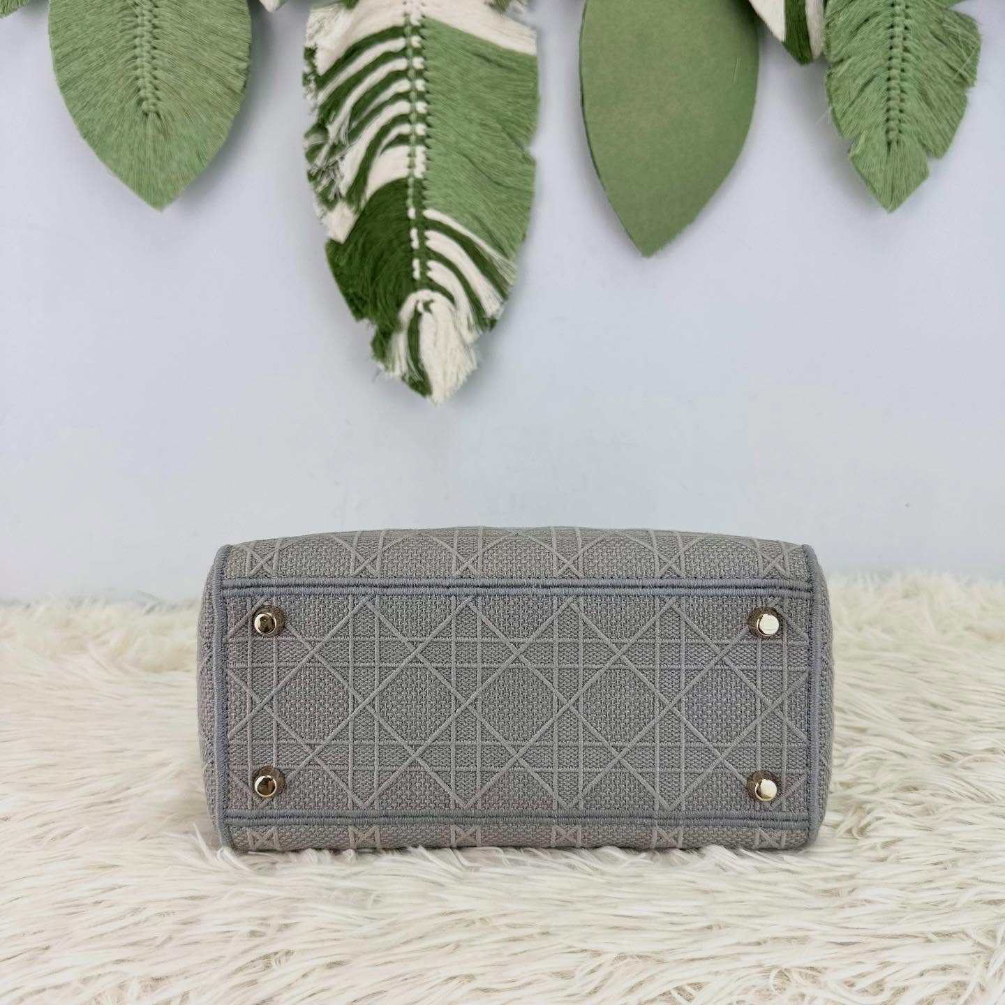 DIOR 🤍PRE OWNED Lady D-Lite 灰色金扣藤格刺繡款 Medium Size 🩶