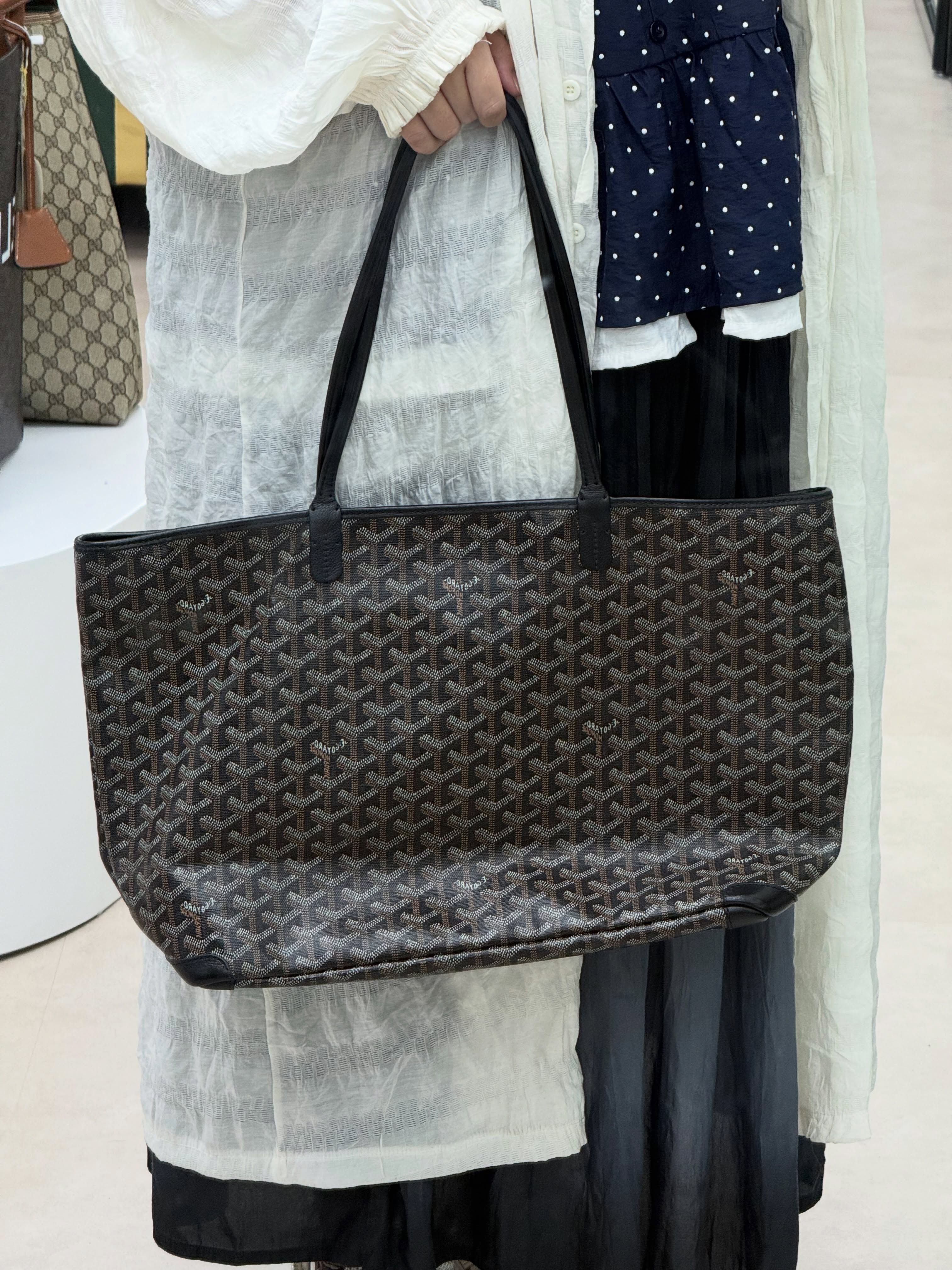 Goyard 👜 PRE OWNED 🛍️ MM size Artois Tote Bag🤎  34*14*27cm   💥超抵用‼️  💰優惠價 : $7980 85%new #收袋王  喜歡的話快點pm/whatsapp 我們💓 銷售熱線51111 321（whatsapp)  我們服務包括有：手袋飾物回收、手袋置換(一換一、一換多也可以） 、專業手袋鑑證、專業手袋護理 Is 購買方法 🏢親臨門市 荃灣南豐中心15樓1521室（荃灣地鐵站a出口1分鐘到）敬請預約 ❤️只賣正品正貨，任驗💓🫰🏻 ❤️‍🔥本店為香港註冊公司絕對真貨，信心保證👍🏻 🫰🏻本店設有鑑證服務，有駐場鑑證師  ✨歡迎追蹤我哋各個平台緊貼最新優惠x貨品🔥😍 👇🏻👇🏻👇🏻👇🏻👇🏻👇🏻👇🏻👇🏻  ⭐️Instagram: aoaocave  🌈Facebook: aoaocave收袋王  🔥Carousell: acluxuryhk  👆🏻👆🏻👆🏻👆🏻👆🏻👆🏻👆🏻👆🏻  ___________________________  Disclaimer🫰🏻All trademarks and copyrights are reserved to the original brand holders. @AOAOCAVE sells only authentic goods and is not affiliated with any of the brands mentioned.  @AOAOCAVE 跟任何品牌無關，而且沒有持有任何品牌資版權，亦沒有與任何品牌合作。所有商標及版權歸屬於品牌坊所有，帖子只作分享用途。  #aoaocave #手袋回收