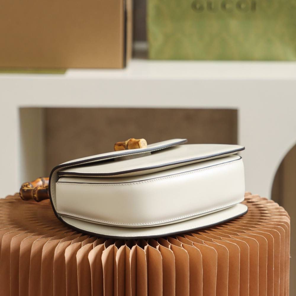 全皮复古竹节系列#675797# 正品皮▪️ ☑️尺寸：21*15*7cm 竹节象征着小古家生生不息的设计传承，也是经典的传承。全皮的材质，让整个包看起来更加有高级感‼️ 包身搭配两条肩带设计，运用多样化的日常搭配中， 给人演绎出不同的搭配风格。 半圆的包型，看起来更加硬朗气质，不仅具有高级气质感 却不失复古的韵味！这一次设计师把复古标志性的竹节带回到大家现代生活中，还掀起了一波好评风潮！