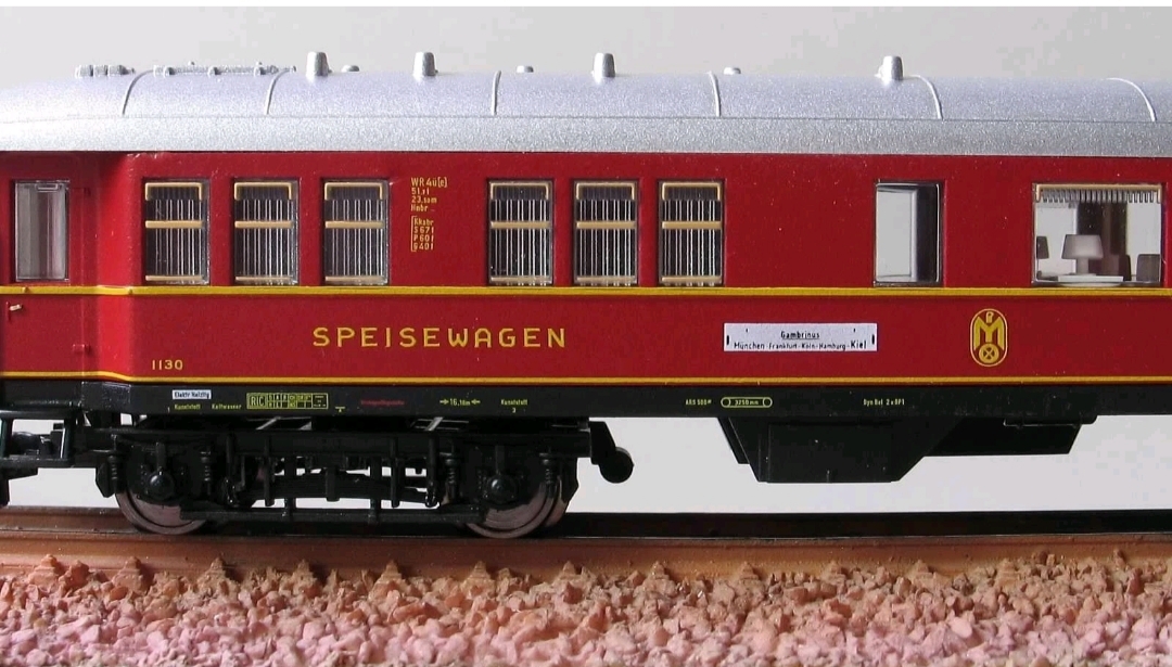 Fleischmann 黃金之旅列車 Golden Journey Zugset "Gambrinus" DB F-train BR 01 steam loco & 3 Passenger car