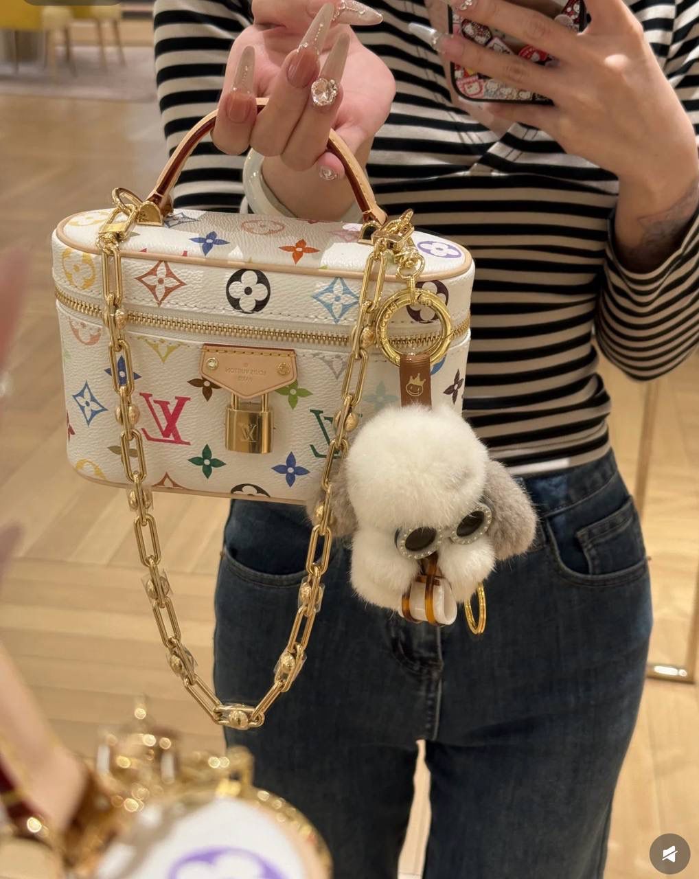 LV化妆包白三彩👜✨ 包身灵感来源于Louis Vuitton的vi老花旅行箱。以经典的方圆化妆包造型打造设计，让这款包包独显个性，搭配手提手柄与可拆卸链条带，日常手提肩背斜挎都很方便，不会觉得繁重。 包身缤纷的三彩Monogram，像是打翻了颜料盘，让整体变得特别年轻、有活力。不愧是村上隆和LV联名的系列！🌈❤️ 尺寸：19-12-6.5cm