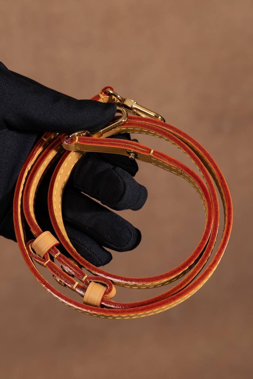 𝐖𝐀𝐋𝐋𝐄𝐓 𝐎𝐍 𝐂𝐇𝐀𝐈𝐍 𝐈𝐕𝐘😍 ▪️【上身图 供参考▪️】背上这款包包，瞬间化身精致的时髦精。它的设计造型时尚百搭，随意搭配都是颜值天花板🥹💕 双链条设计可单肩可斜挎✅ Size：23.5 × 12 × 4.3 cm 人气法宝系列💕 Ivy WOC 属于精致又时髦的小包款，整体设计真的可以说是 yyds❤️‍🔥❤️‍🔥 采用双链条设计，可单肩背 / 斜挎，多种精致又时尚的元素组合在一起，春夏秋冬四季都非常好搭🤩