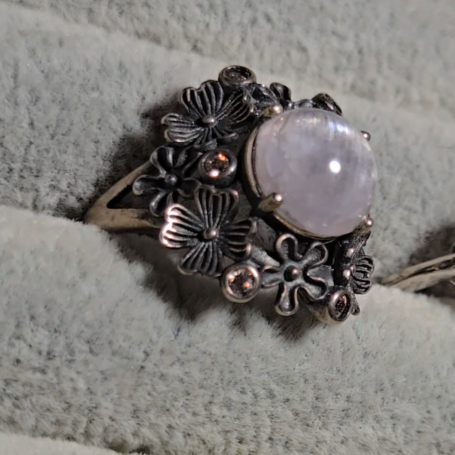 Cat's eye kunzite floral ring with rainbows in adustable sterling silver (A) - KNZ1
